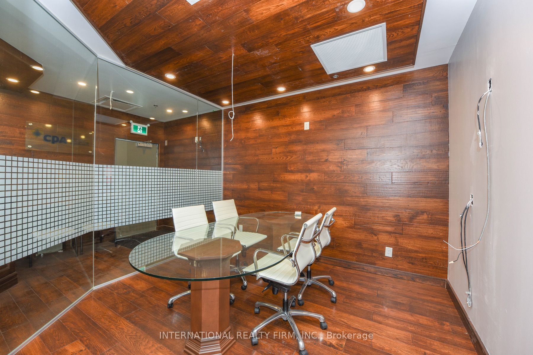250 Dundas St W, #401