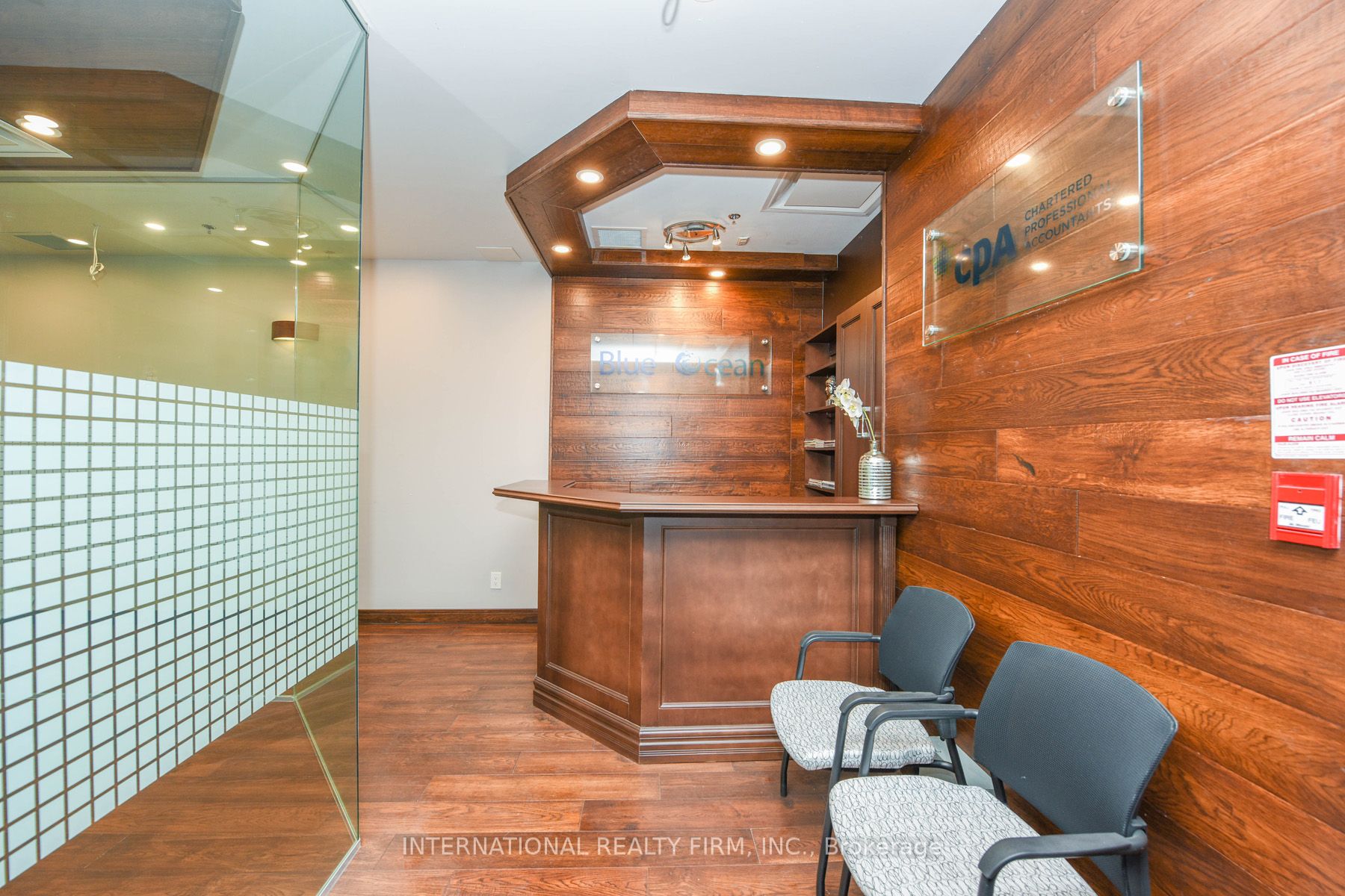 250 Dundas St W, #401