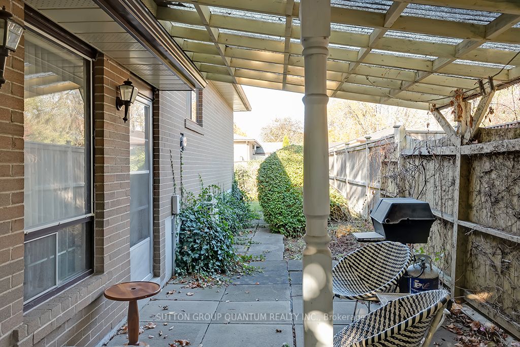 6 Willis Dr