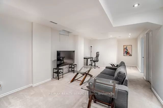 125 Fairhill Ave