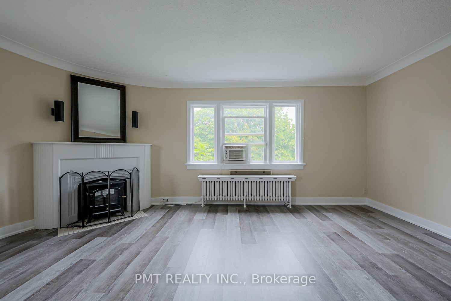 8 Wellington St W, #8