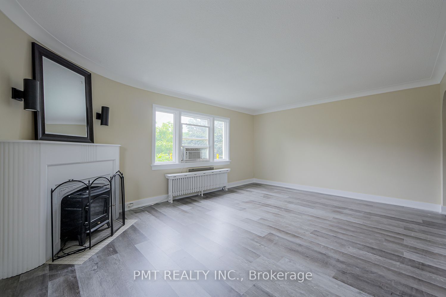 8 Wellington St W, #8