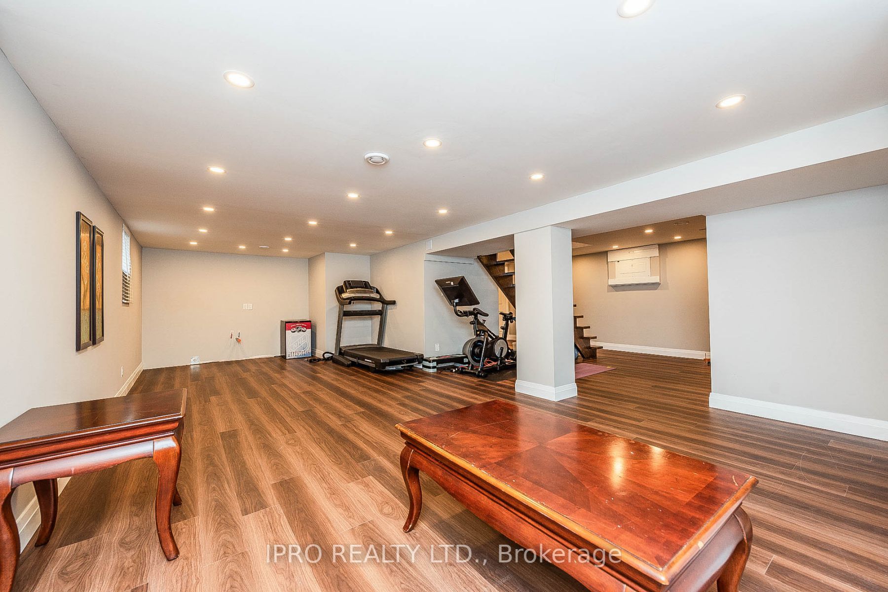 156 Main St S