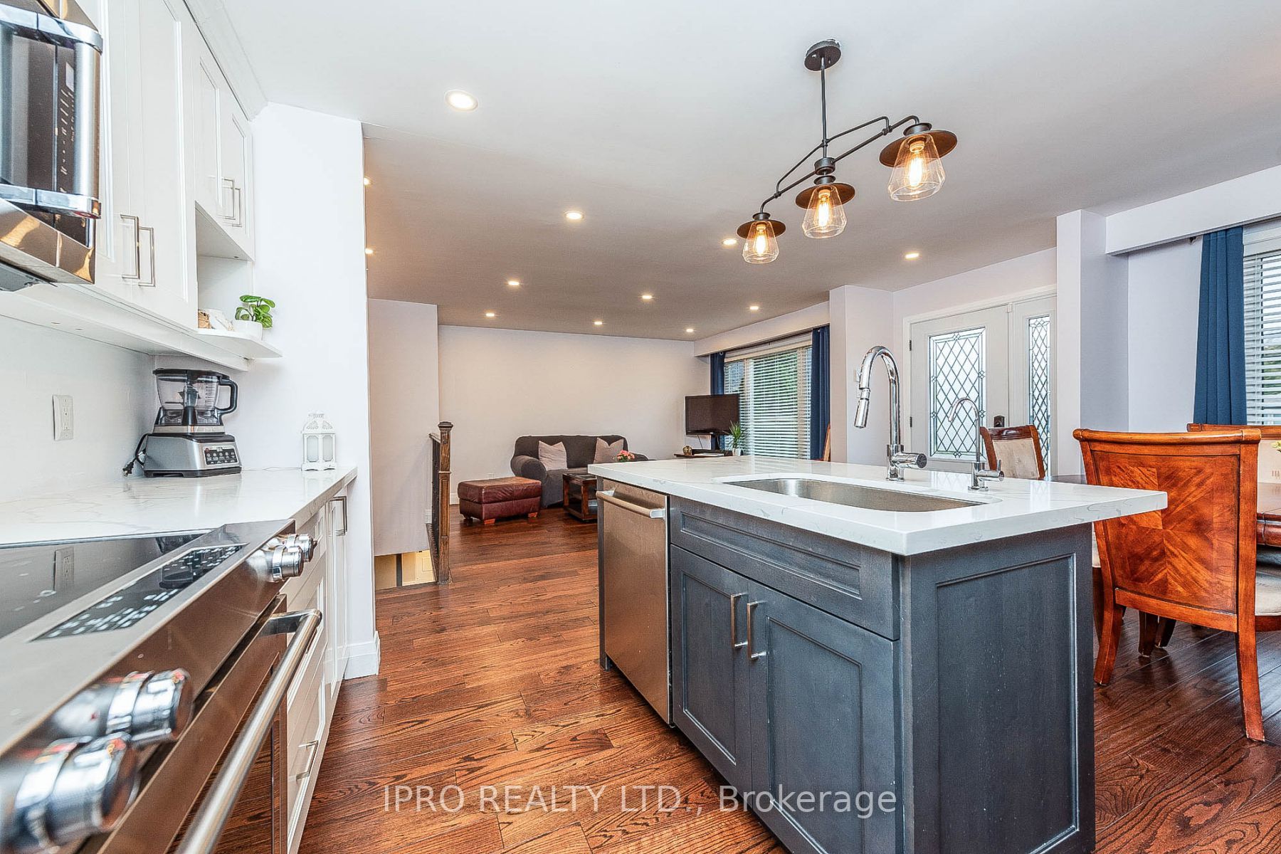 156 Main St S