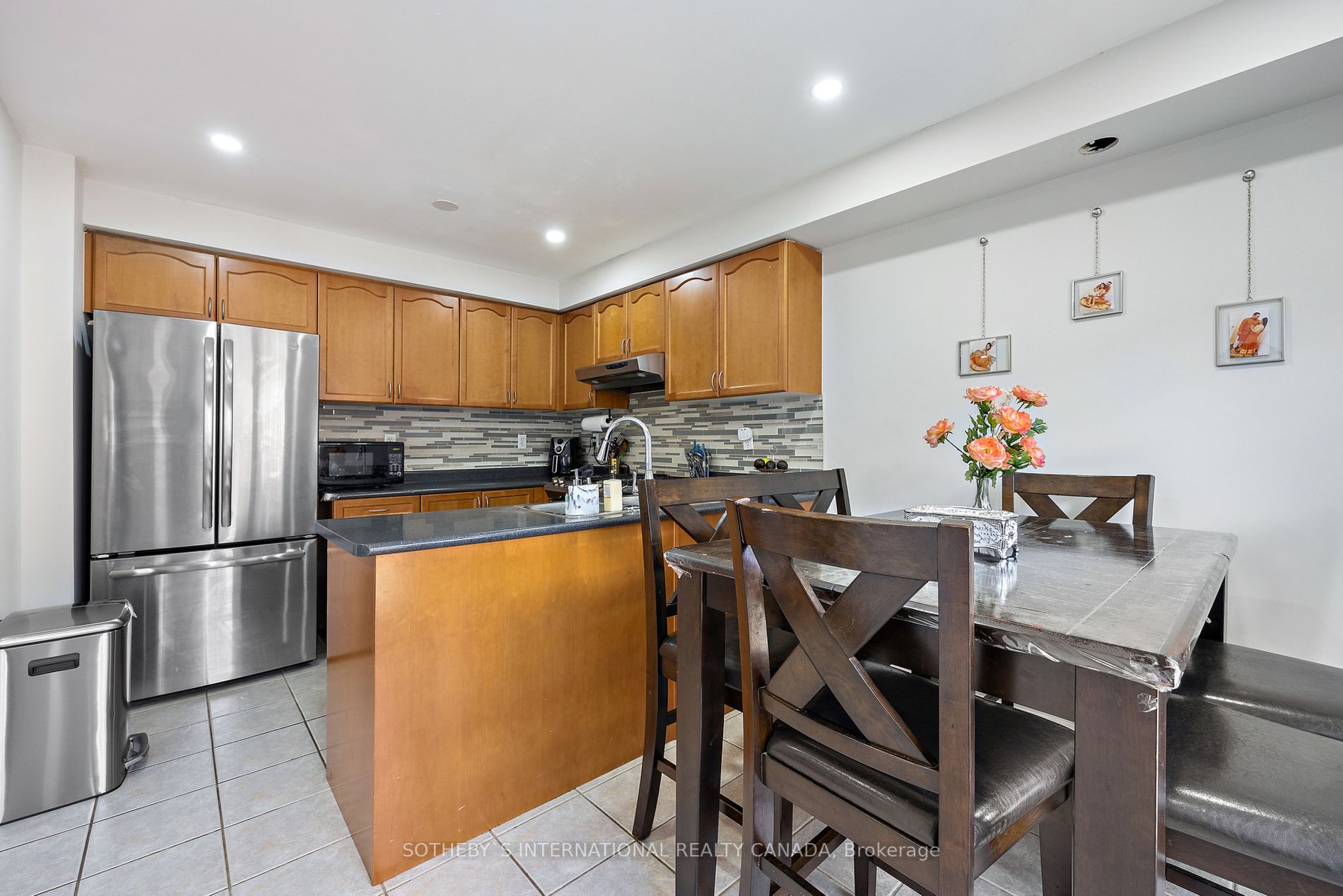 1158 Riddell Cres