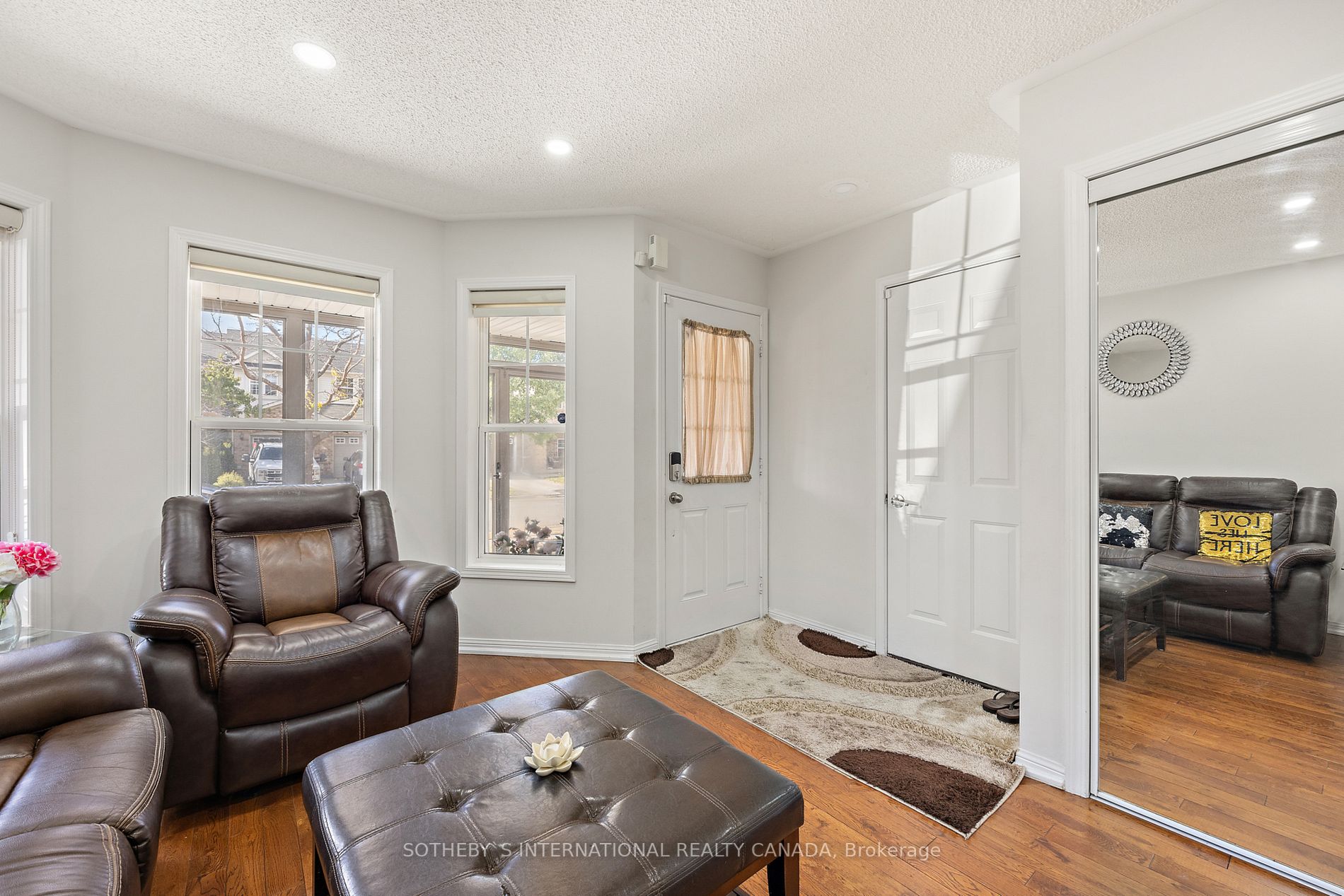 1158 Riddell Cres