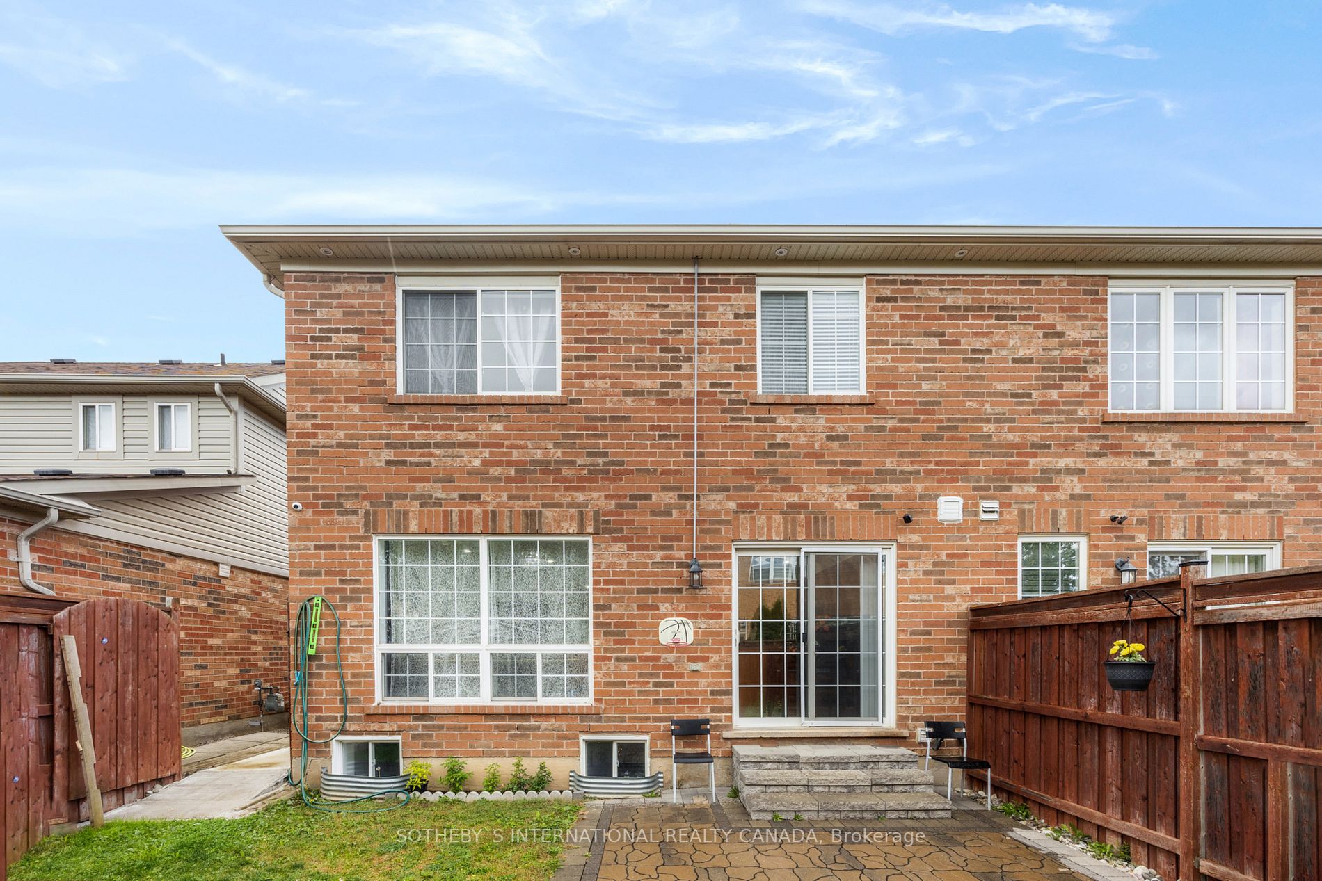 1158 Riddell Cres