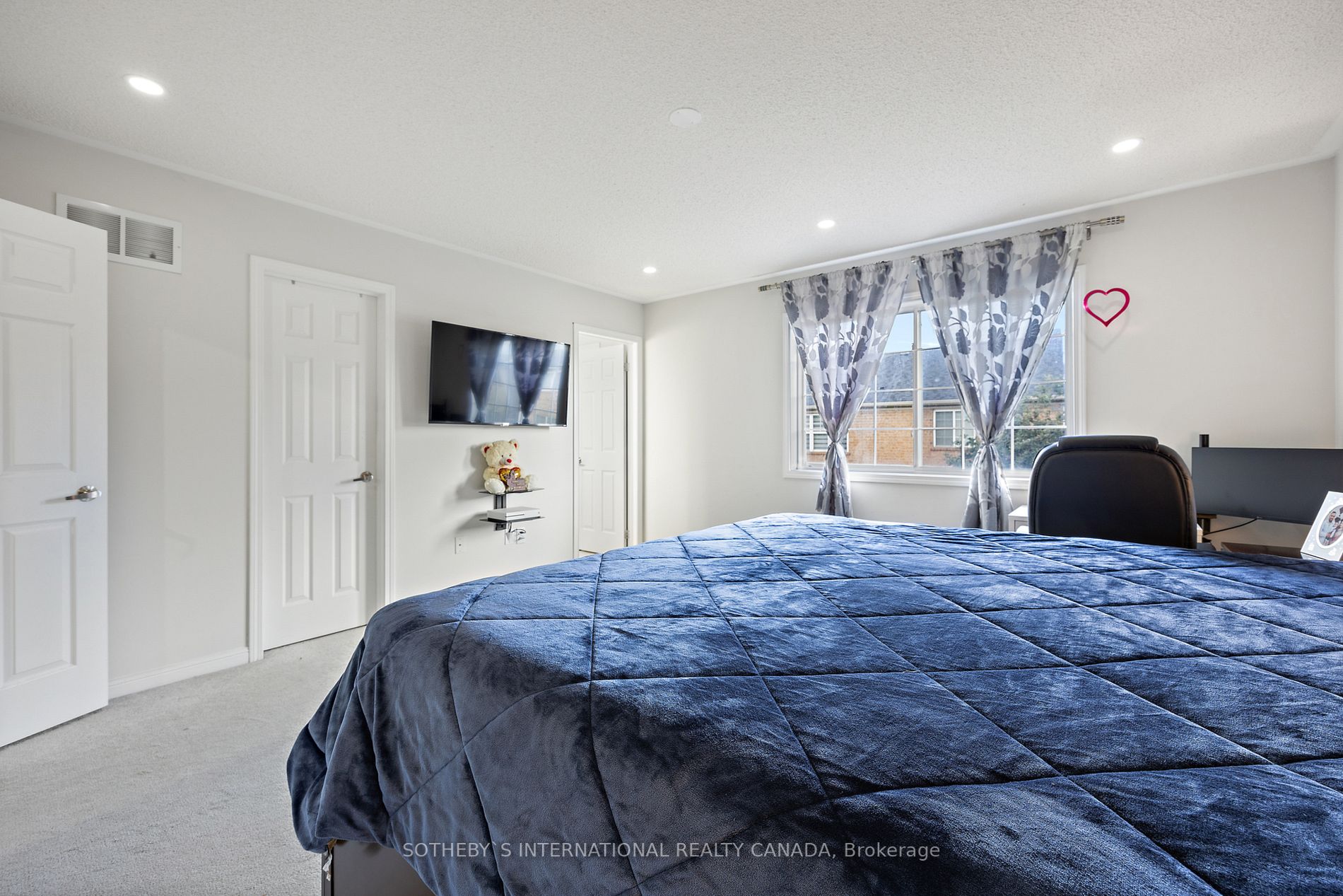 1158 Riddell Cres