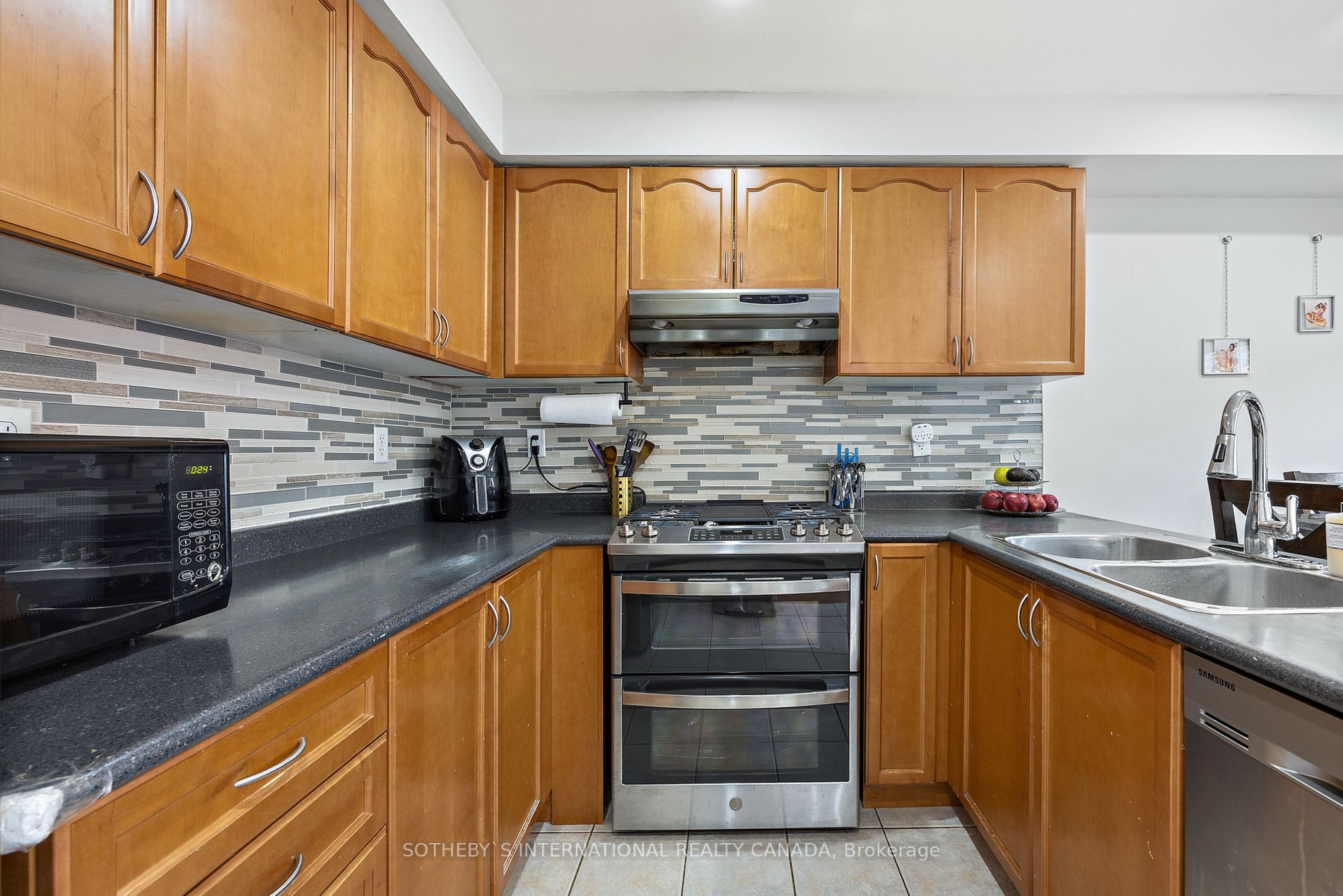1158 Riddell Cres
