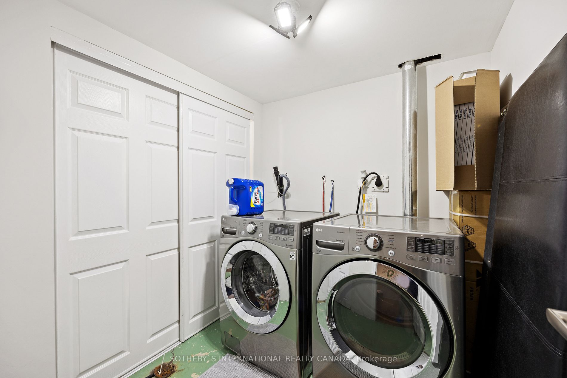 1158 Riddell Cres