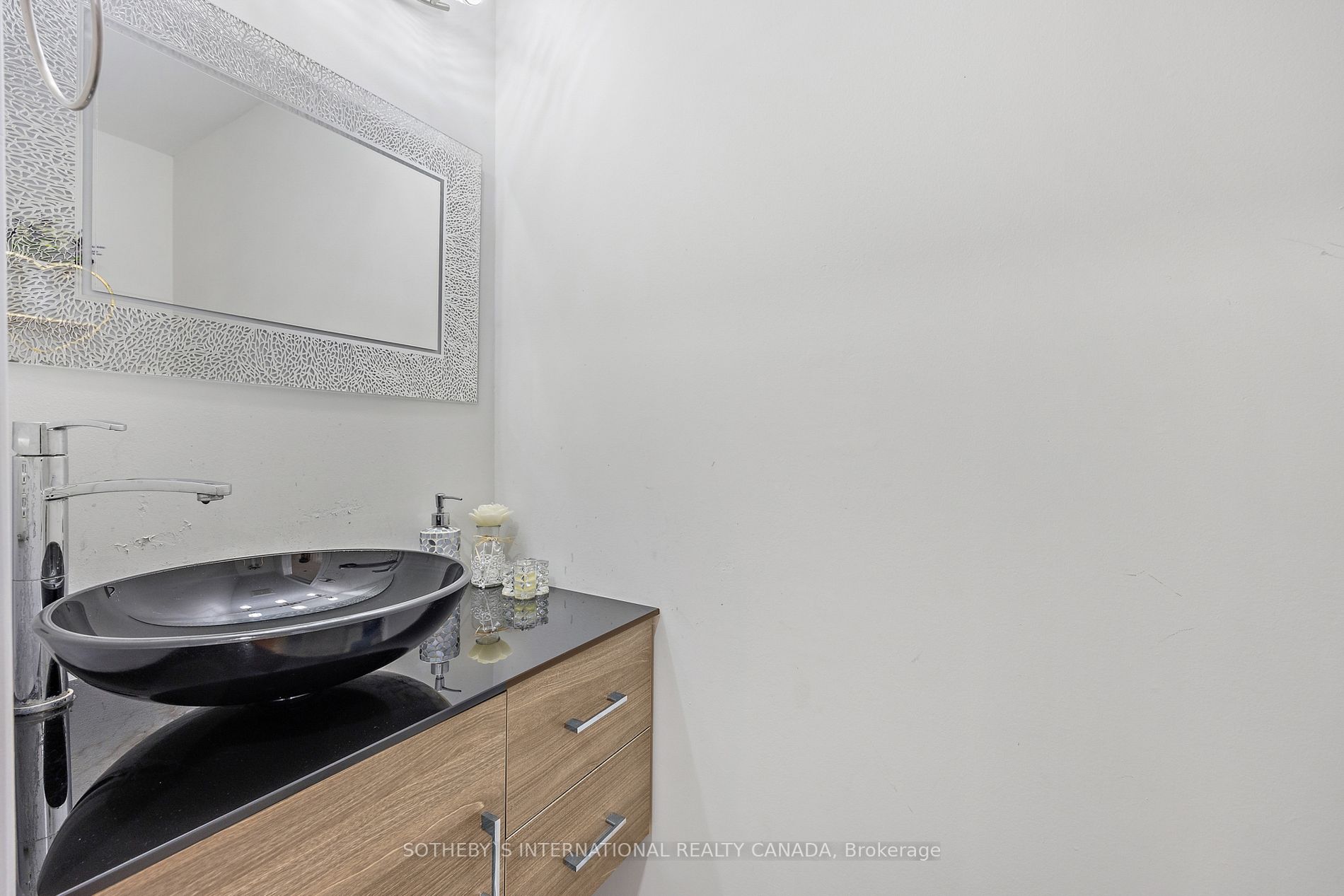 1158 Riddell Cres