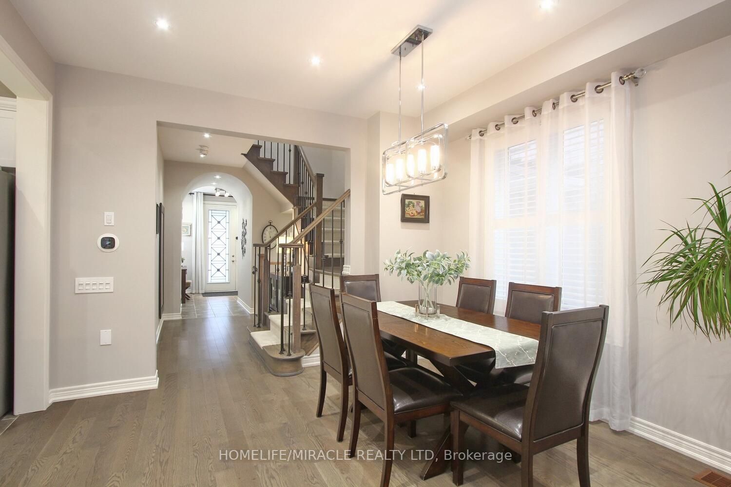 8 Meadowcreek Rd E