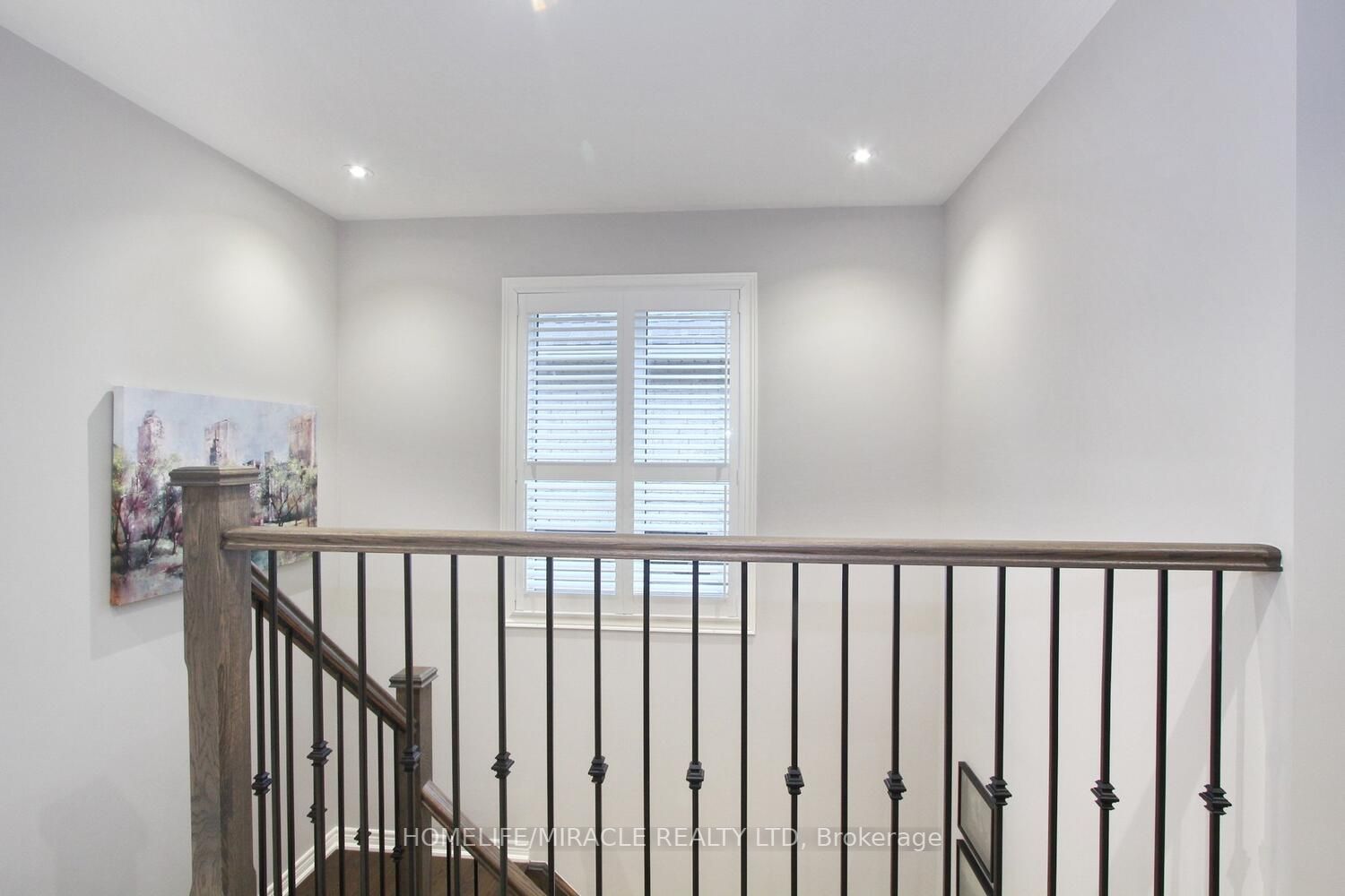 8 Meadowcreek Rd E