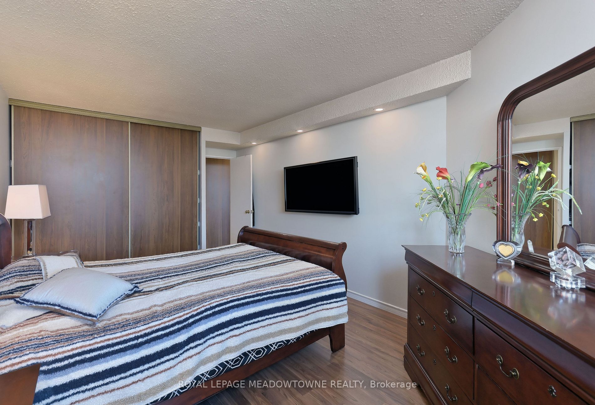 2301 Derry Rd W, #908