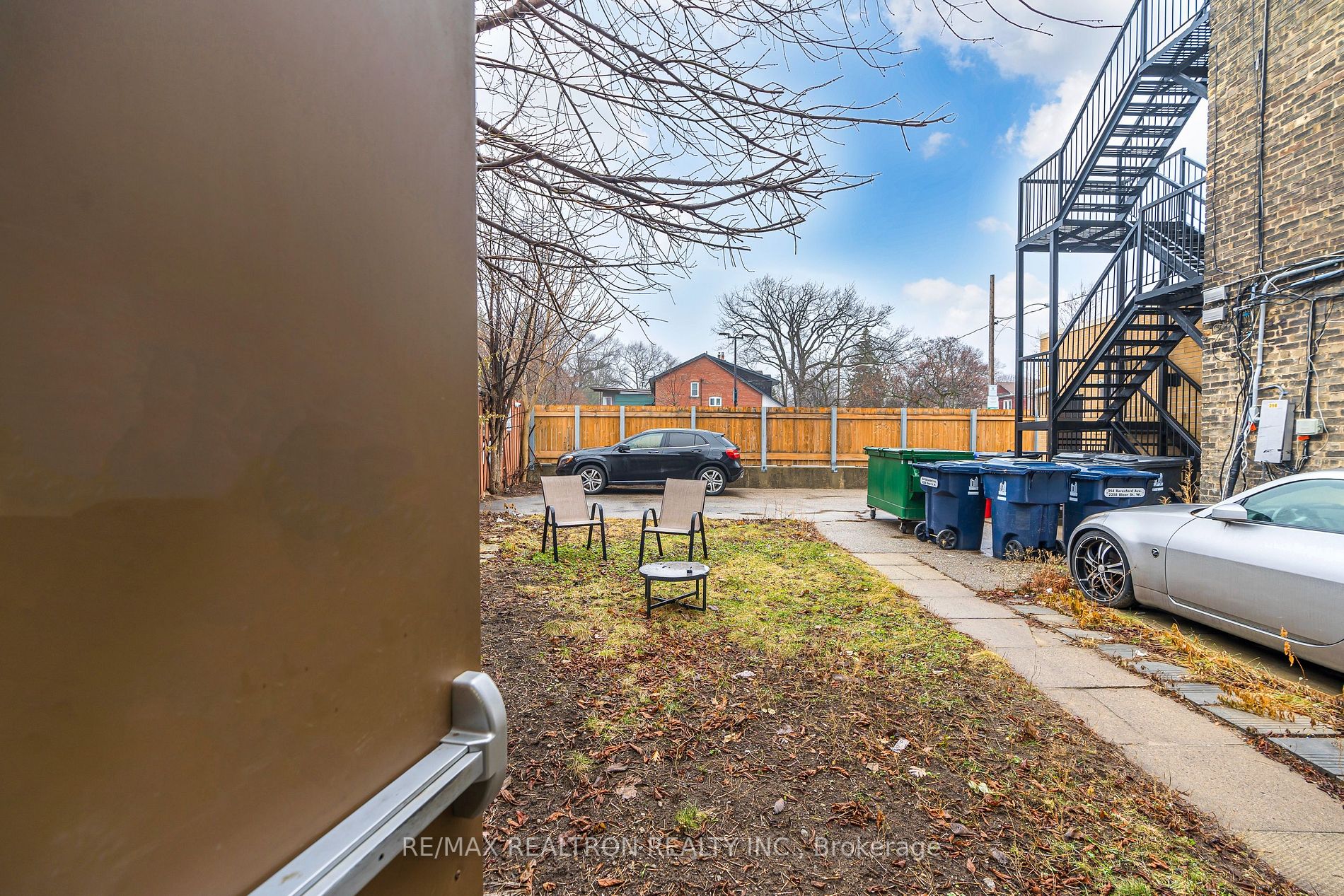 2262 Bloor St W