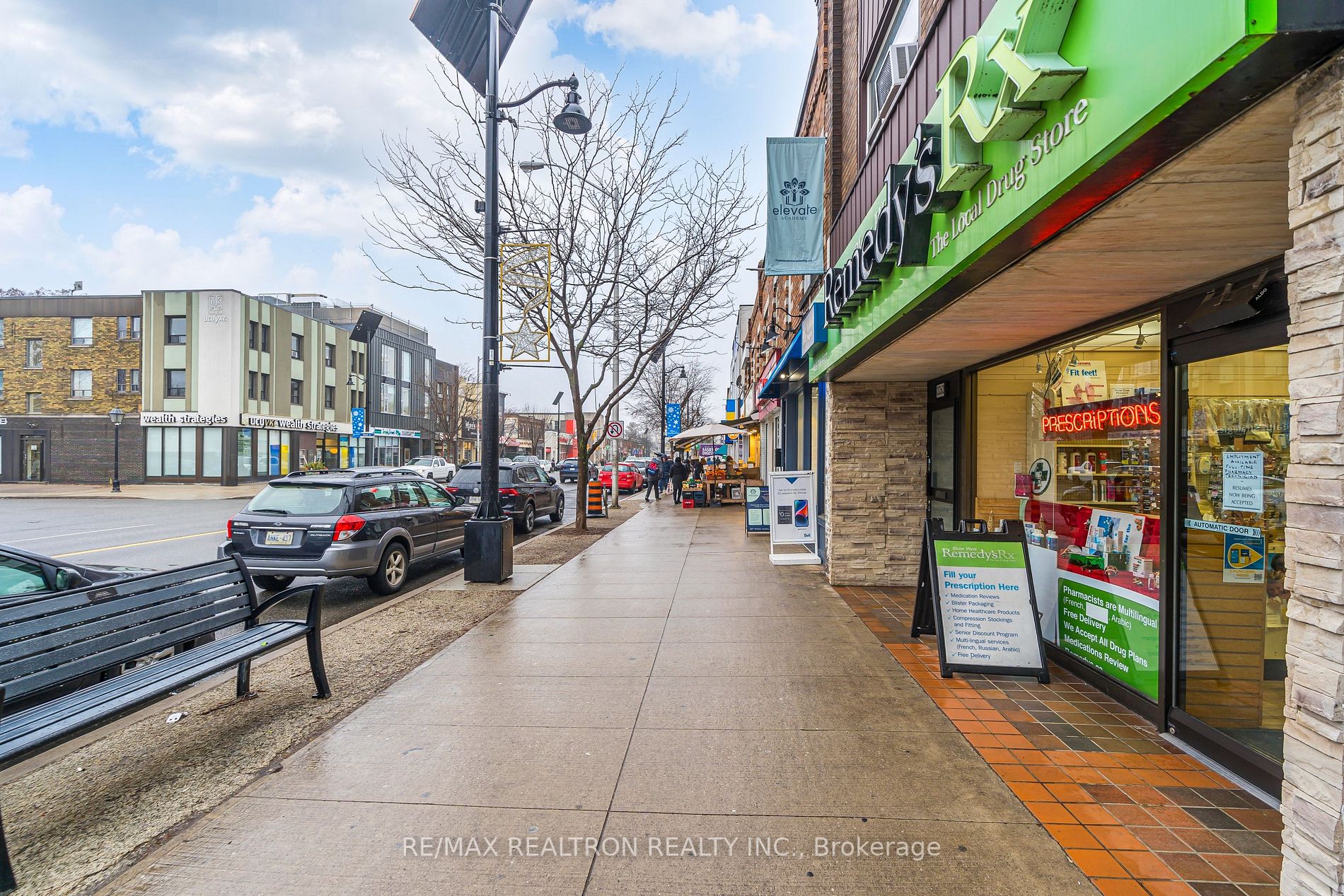 2262 Bloor St W