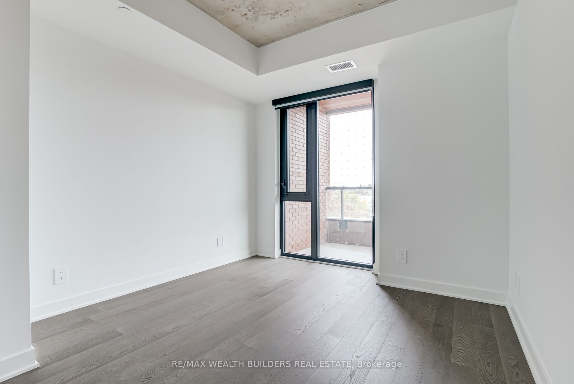 2720 Dundas St W, #321