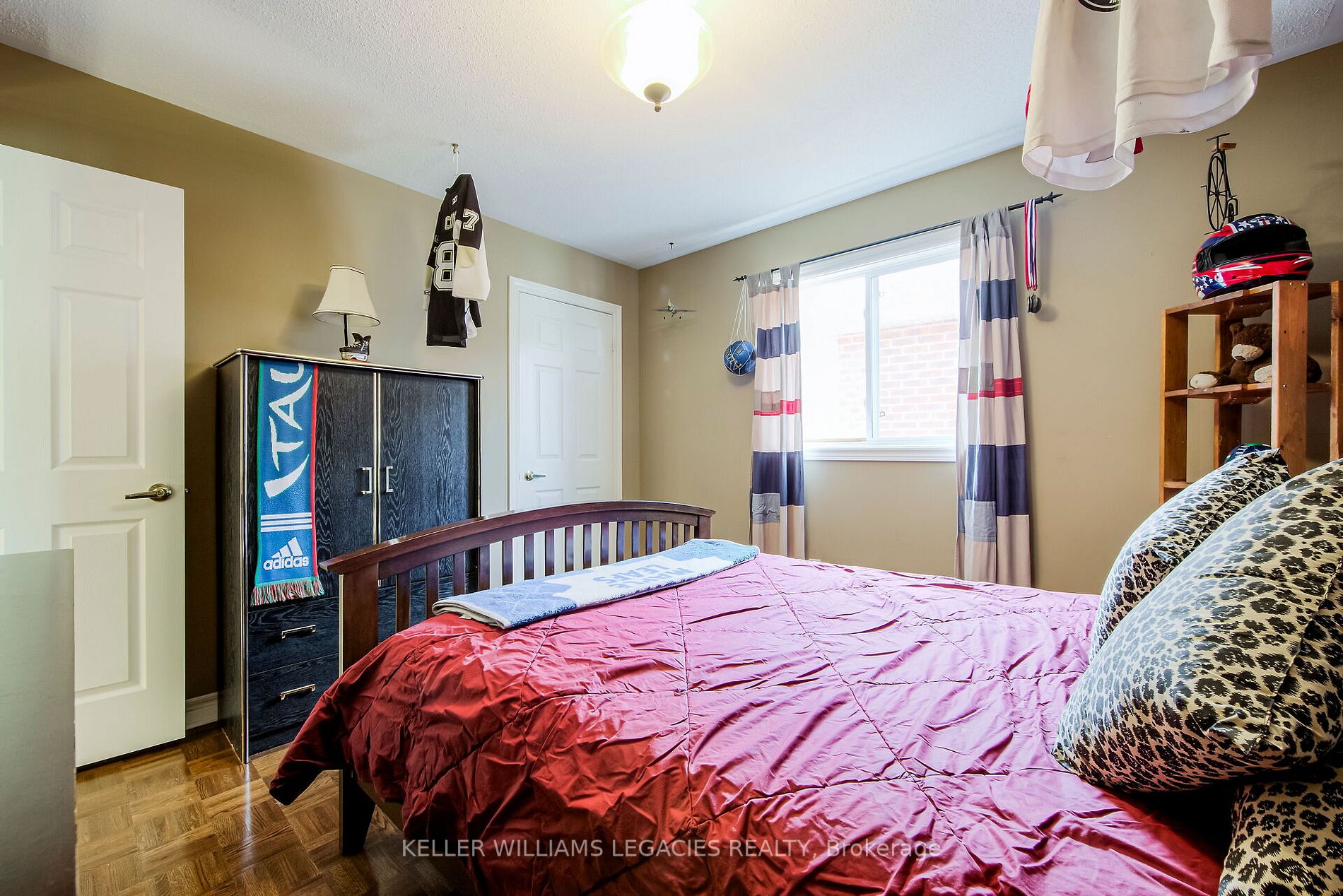 41 Lawren Harris Cres