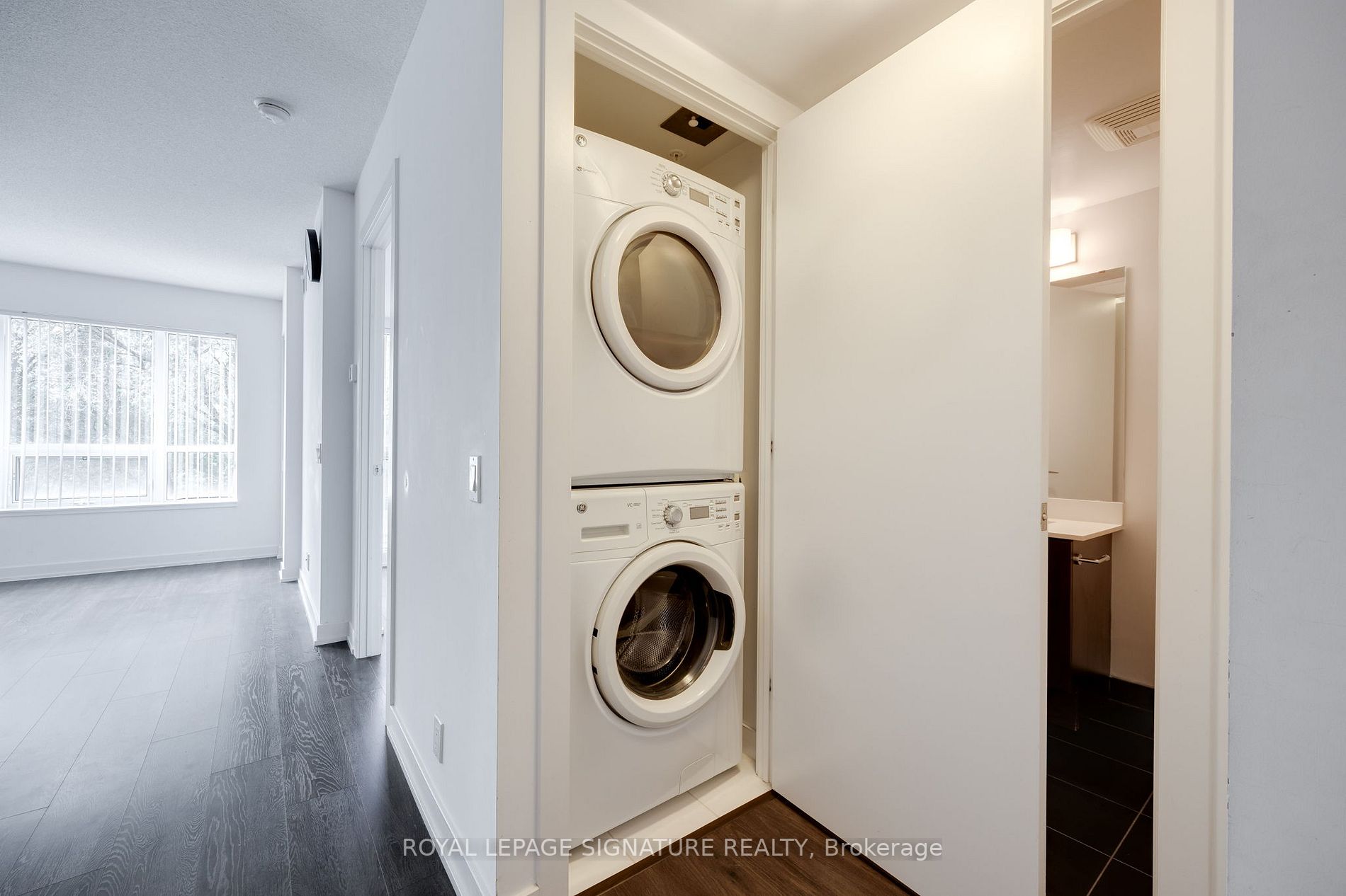 2220 Lake Shore Blvd W, #401