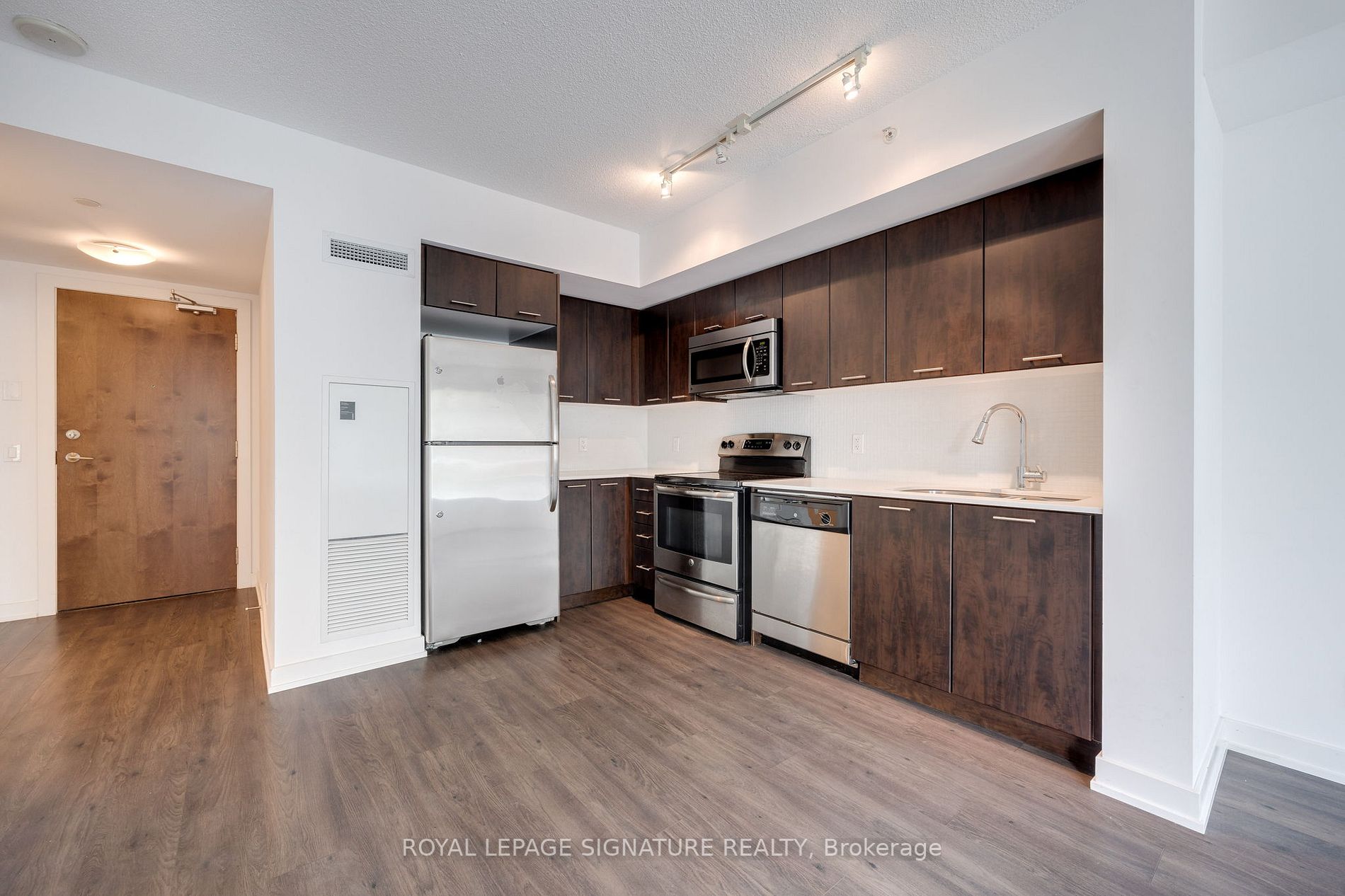 2220 Lake Shore Blvd W, #401