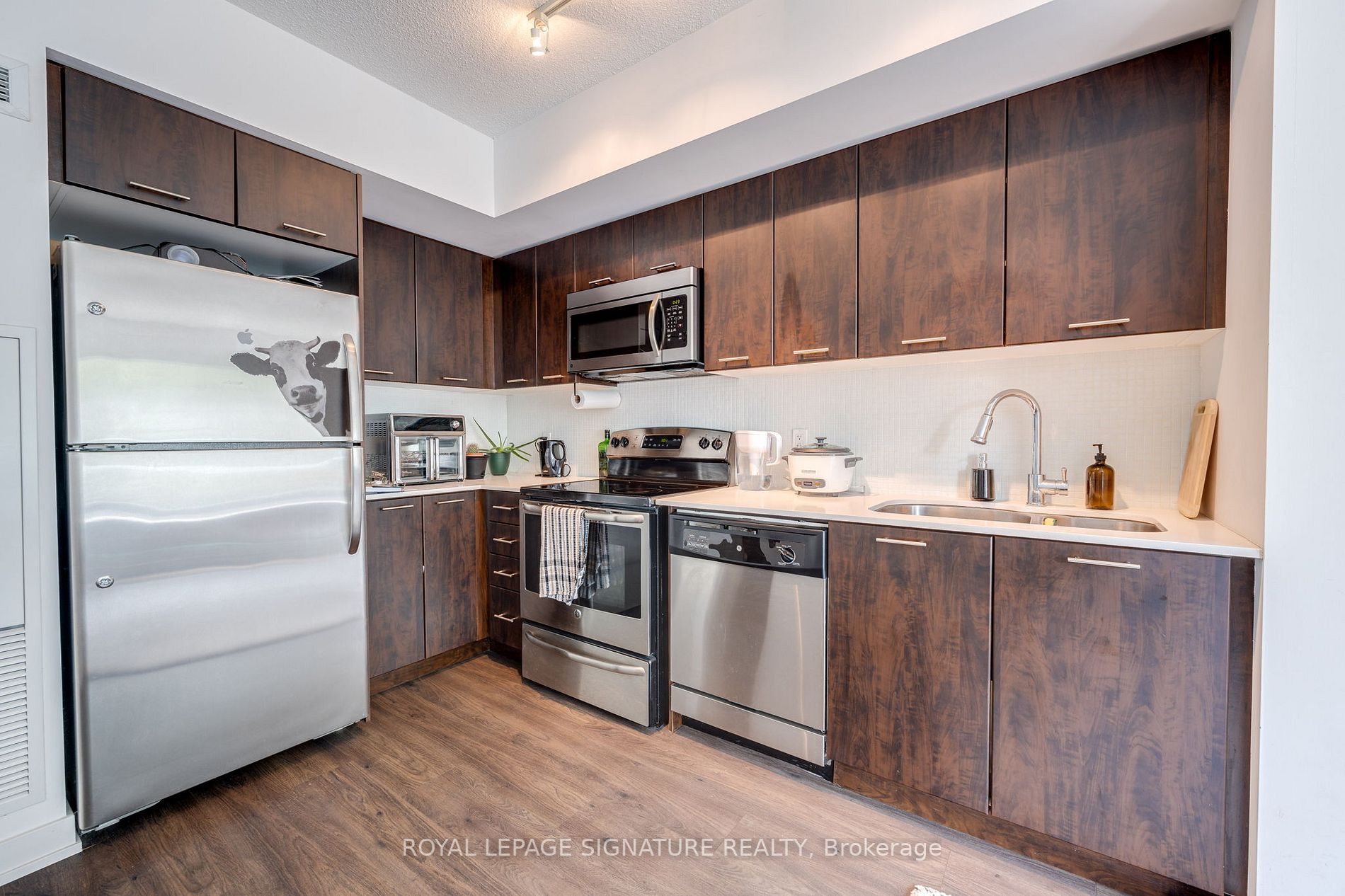 2220 Lake Shore Blvd W, #401