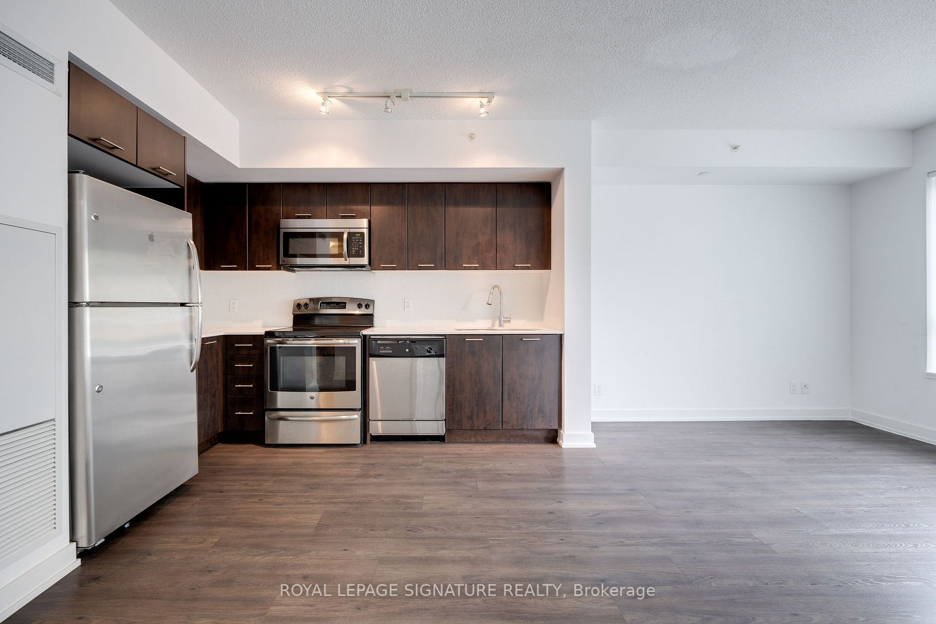2220 Lake Shore Blvd W, #401