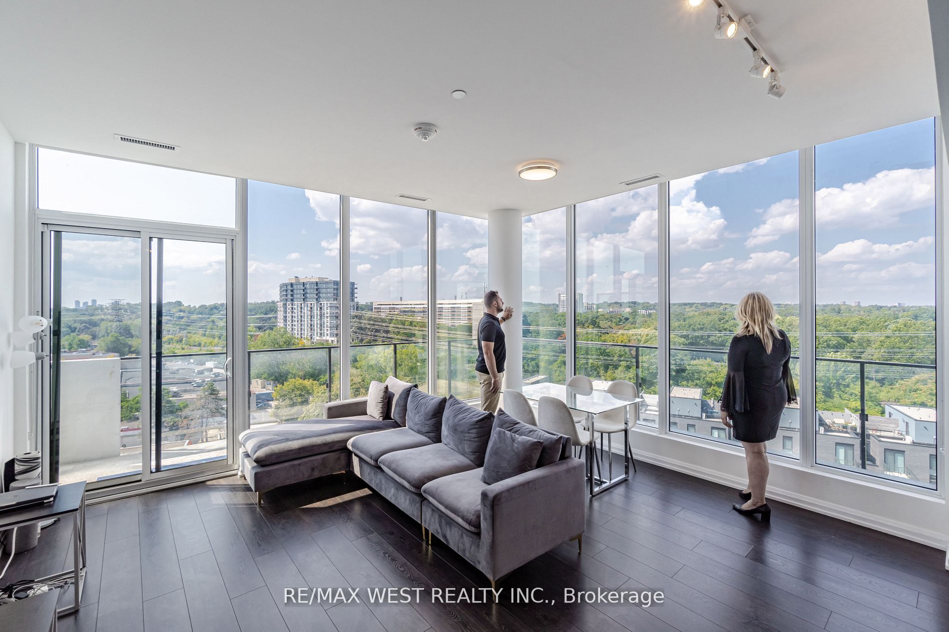 4208 Dundas St W, #812
