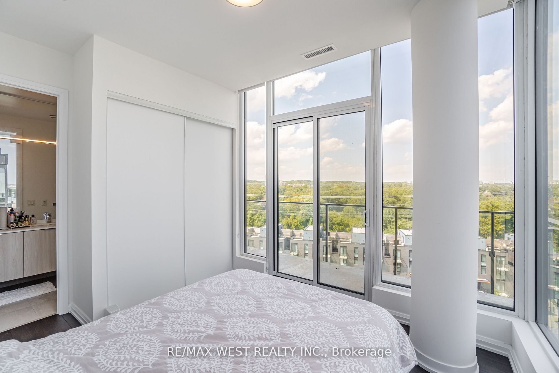 4208 Dundas St W, #812