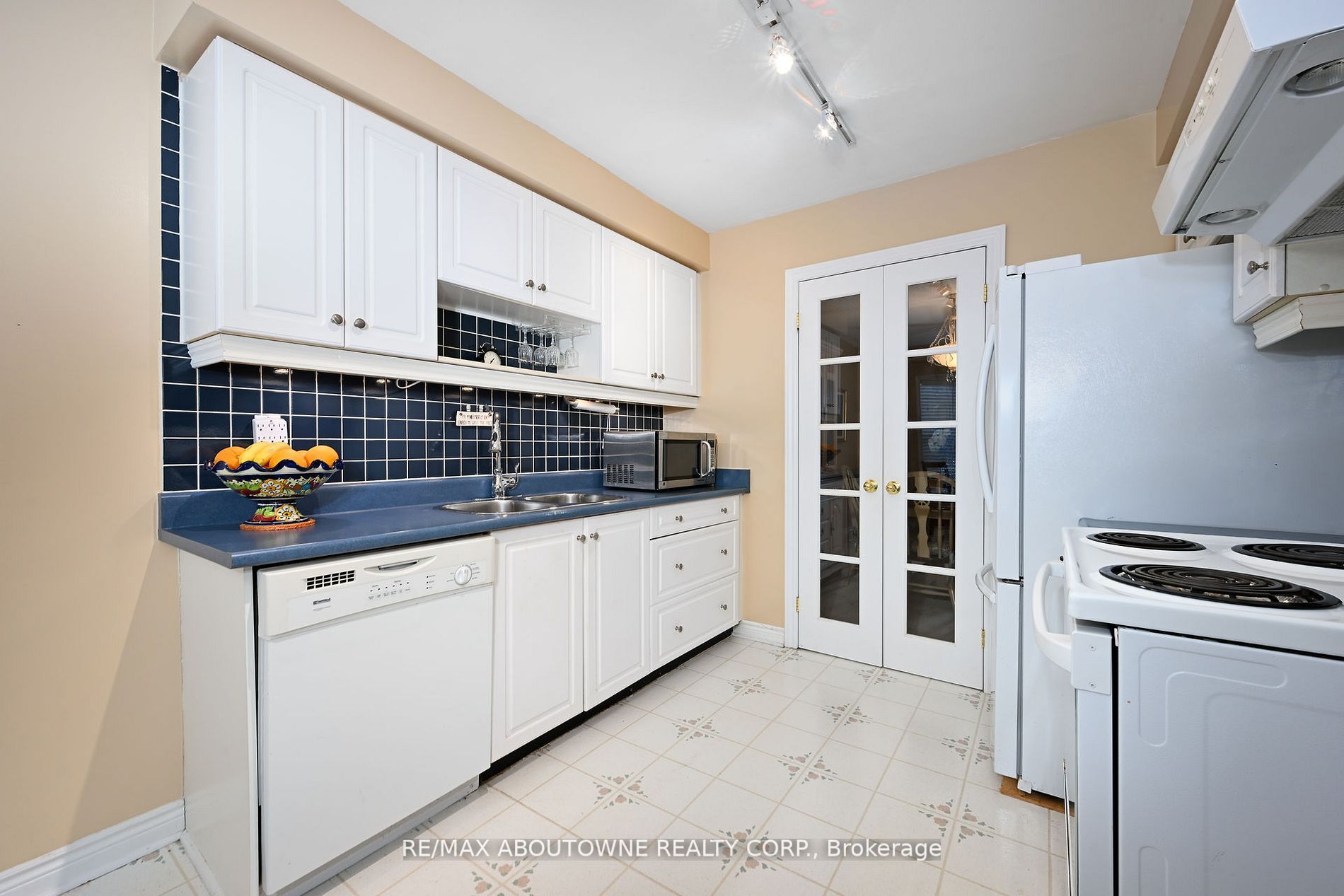 2272 Mowat Ave, #37