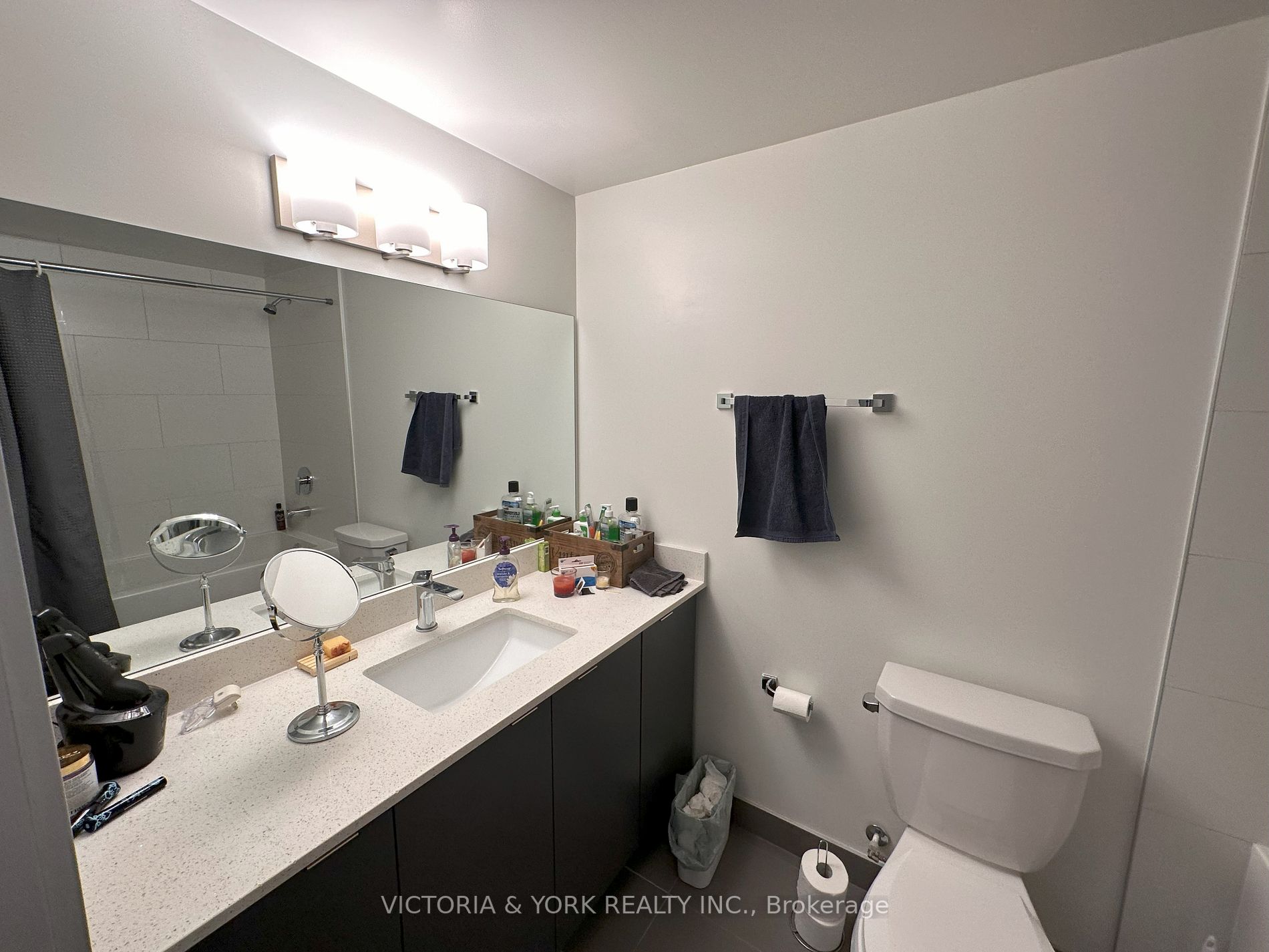 3385 Dundas St W, #220