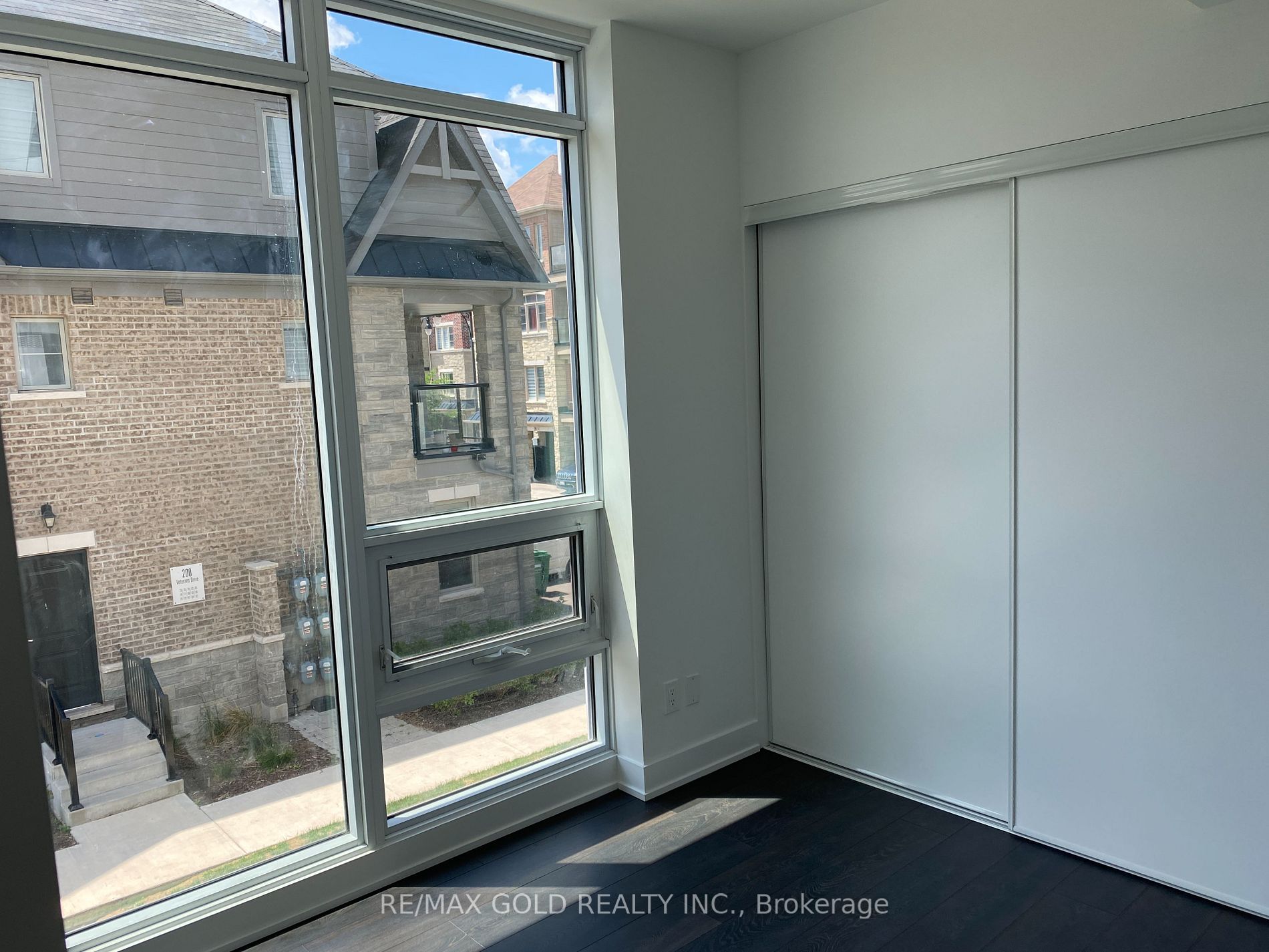 180 Veterans Dr, #208