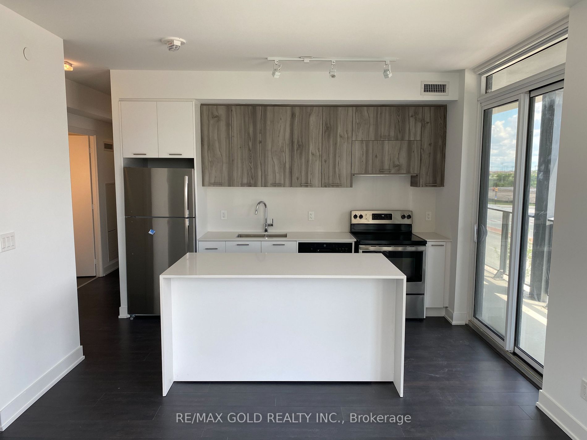 180 Veterans Dr, #208