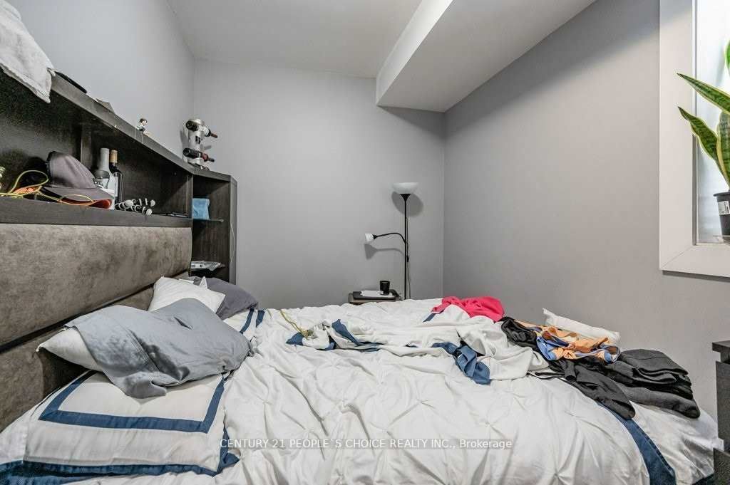 2453 St Clair Ave W