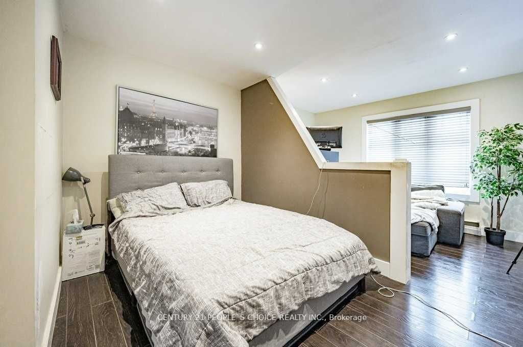 2453 St Clair Ave W