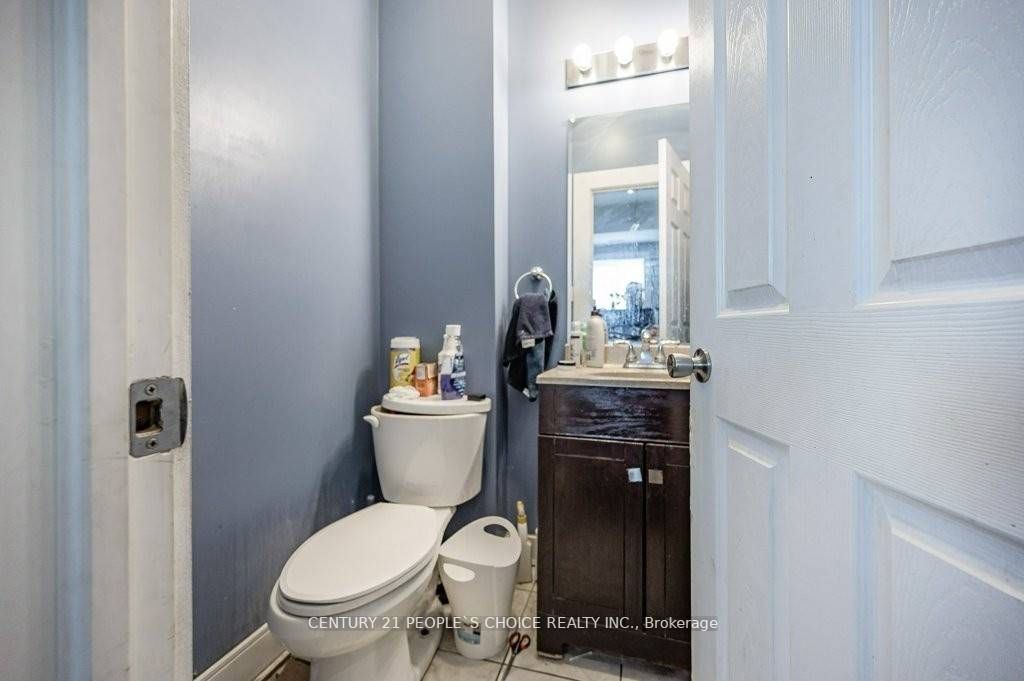 2453 St Clair Ave W