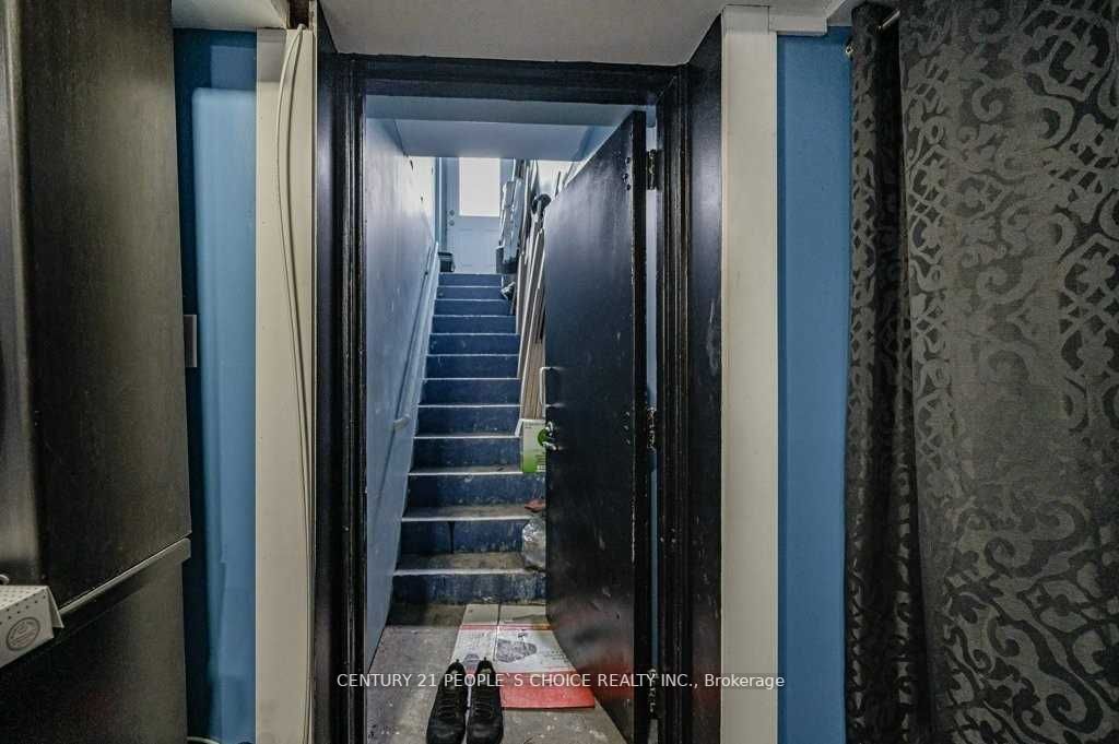 2453 St Clair Ave W