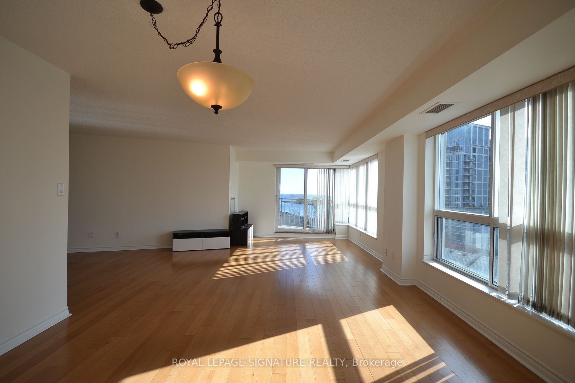 2111 Lake Shore Blvd, #808