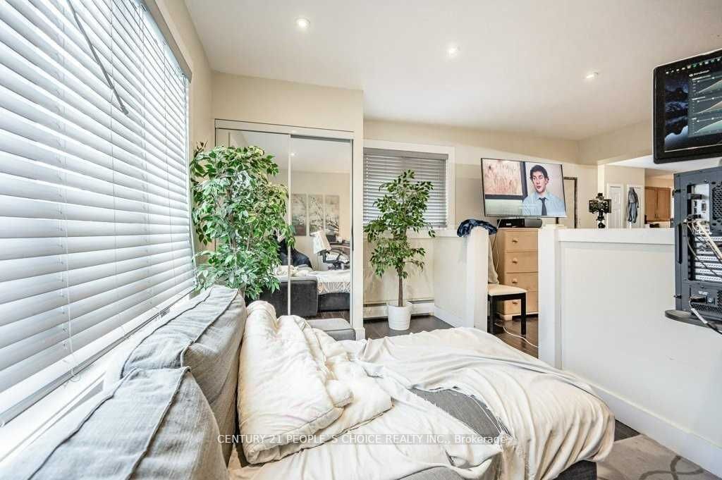 2453 St Clair Ave W