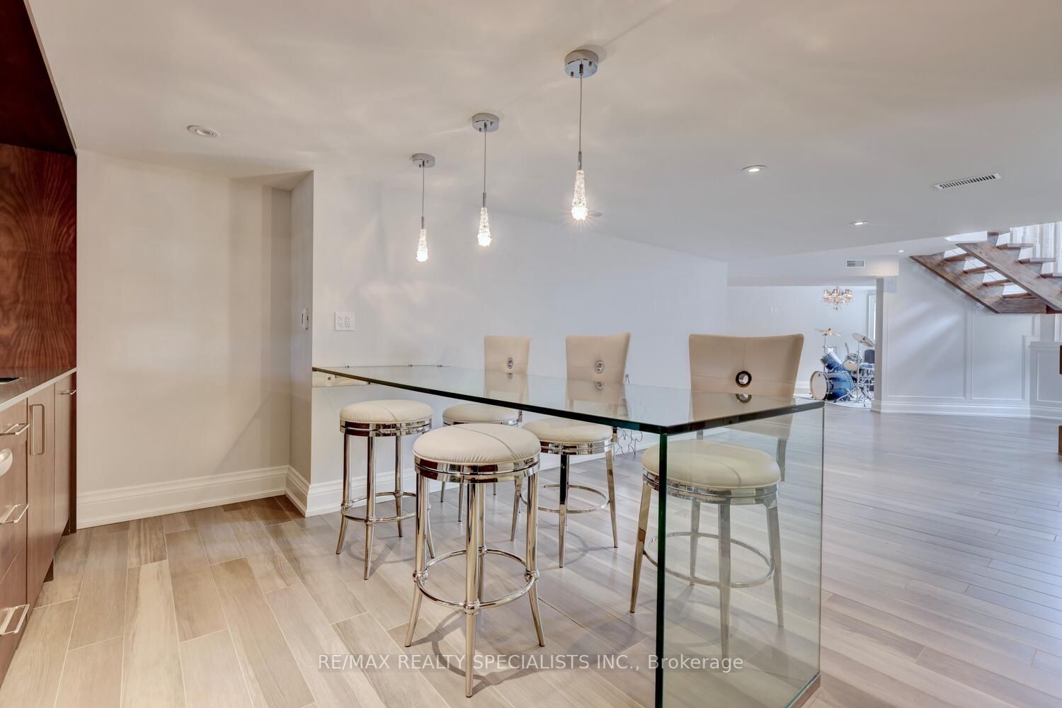 4038 Lakeshore Road