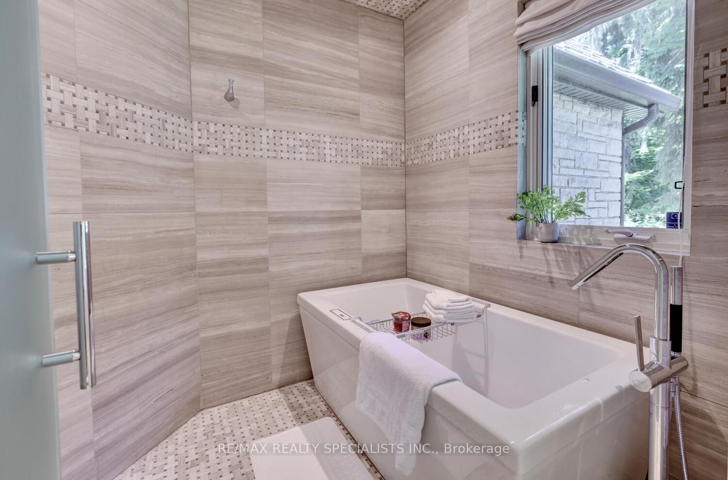 4038 Lakeshore Road