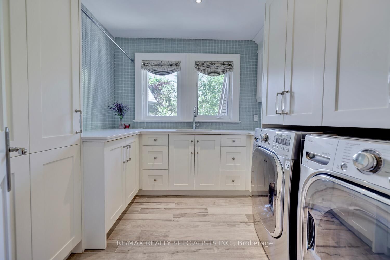 4038 Lakeshore Road