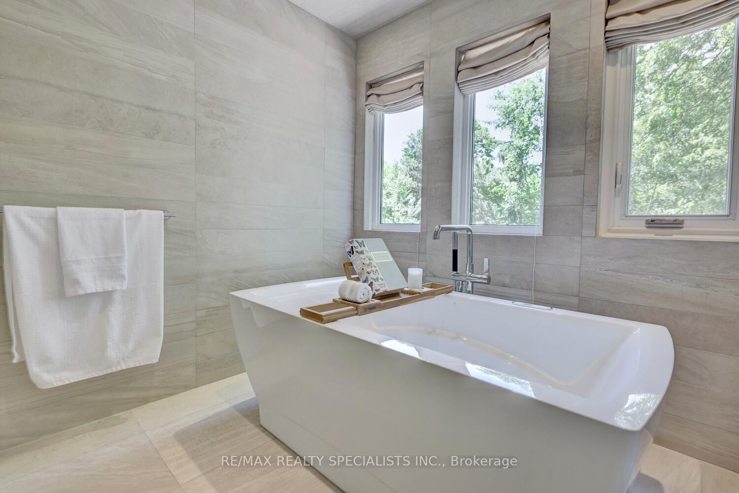 4038 Lakeshore Road