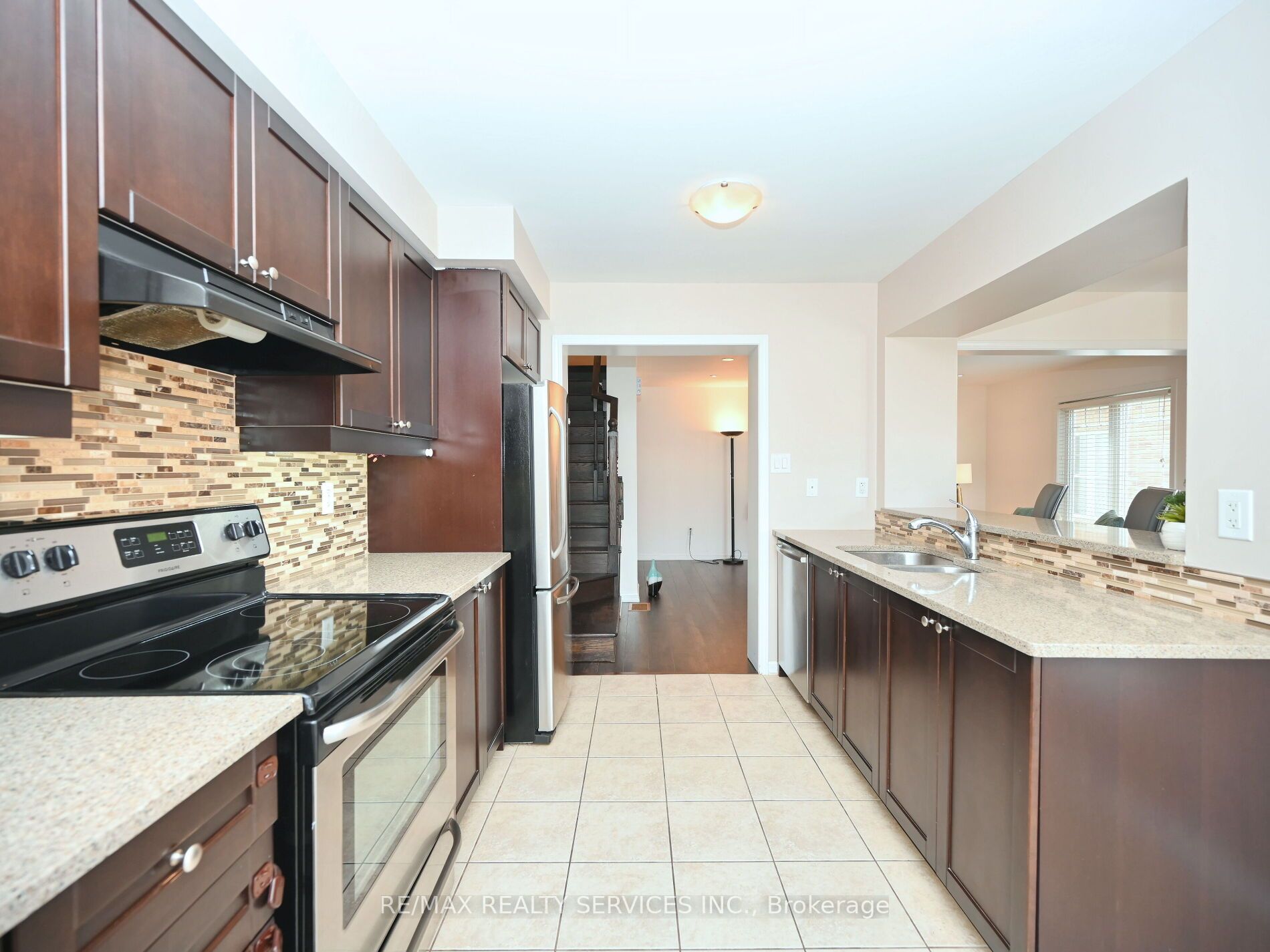 552 Attenborough Terr