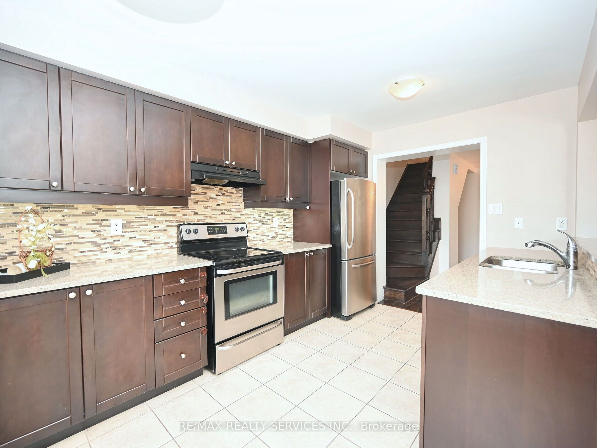 552 Attenborough Terr