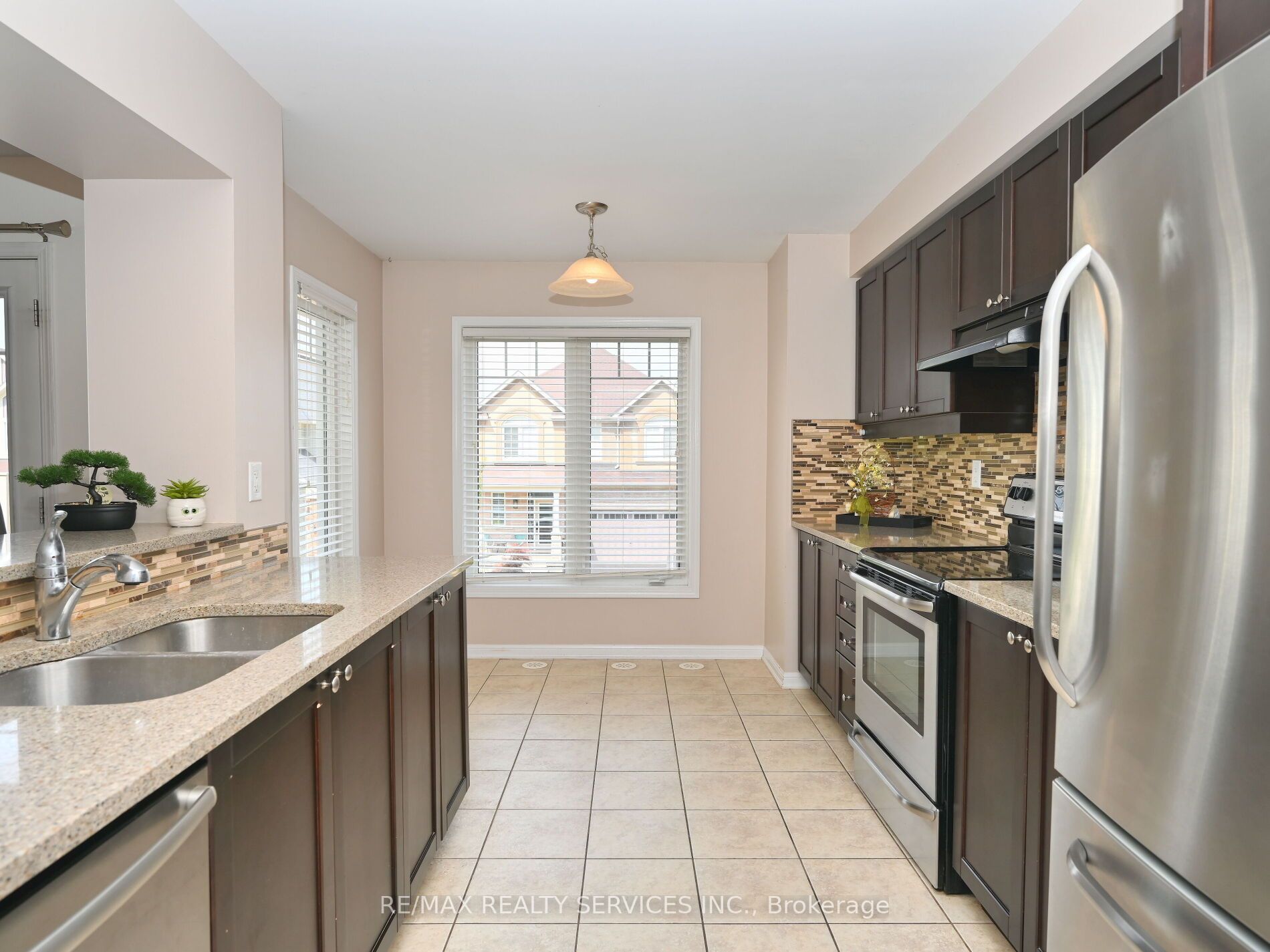 552 Attenborough Terr