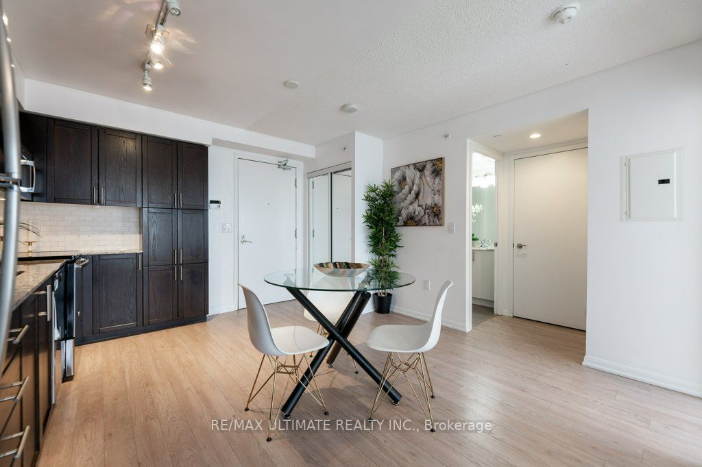 830 Lawrence Ave W, #909