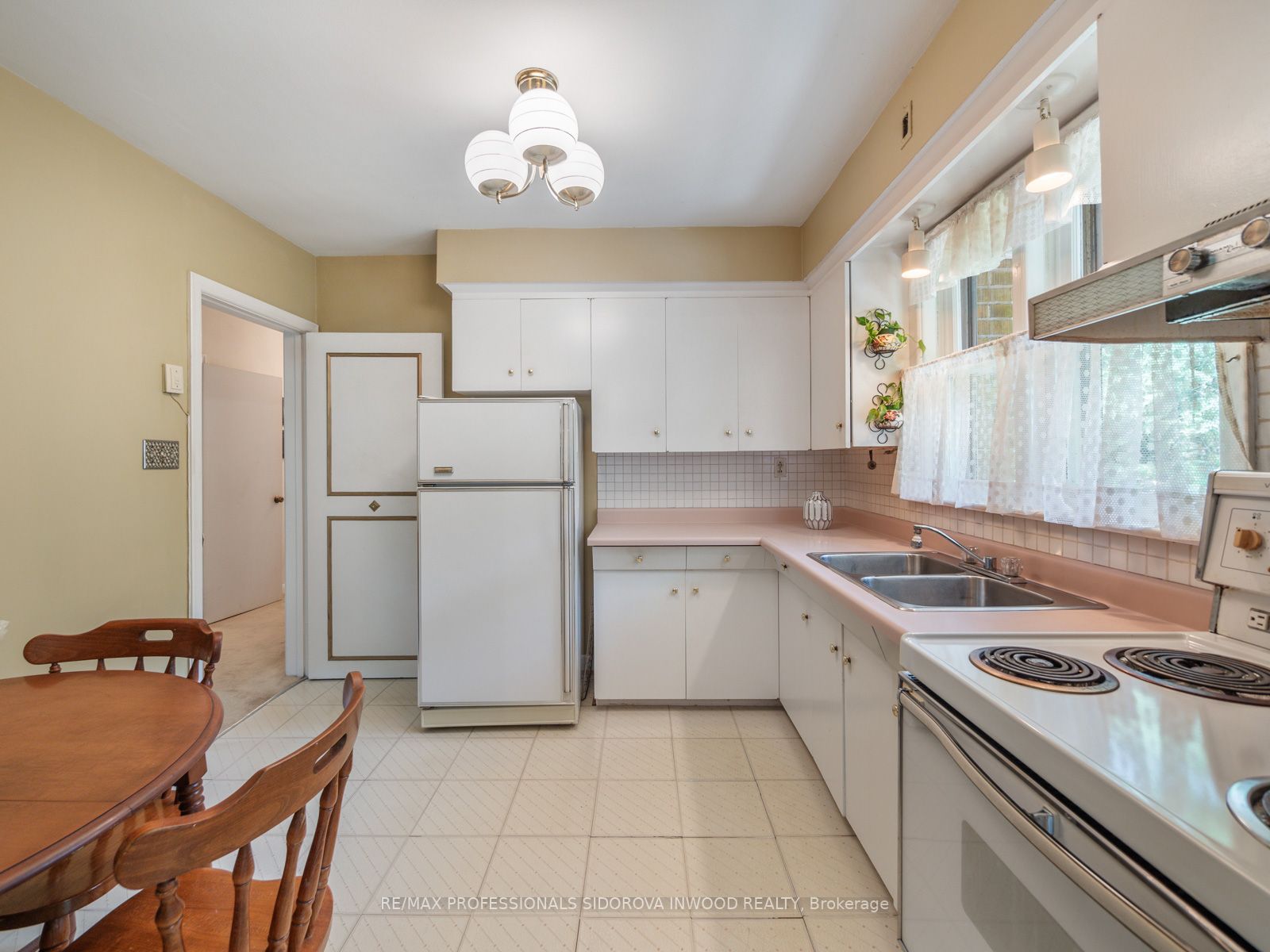 81 Ellis Ave