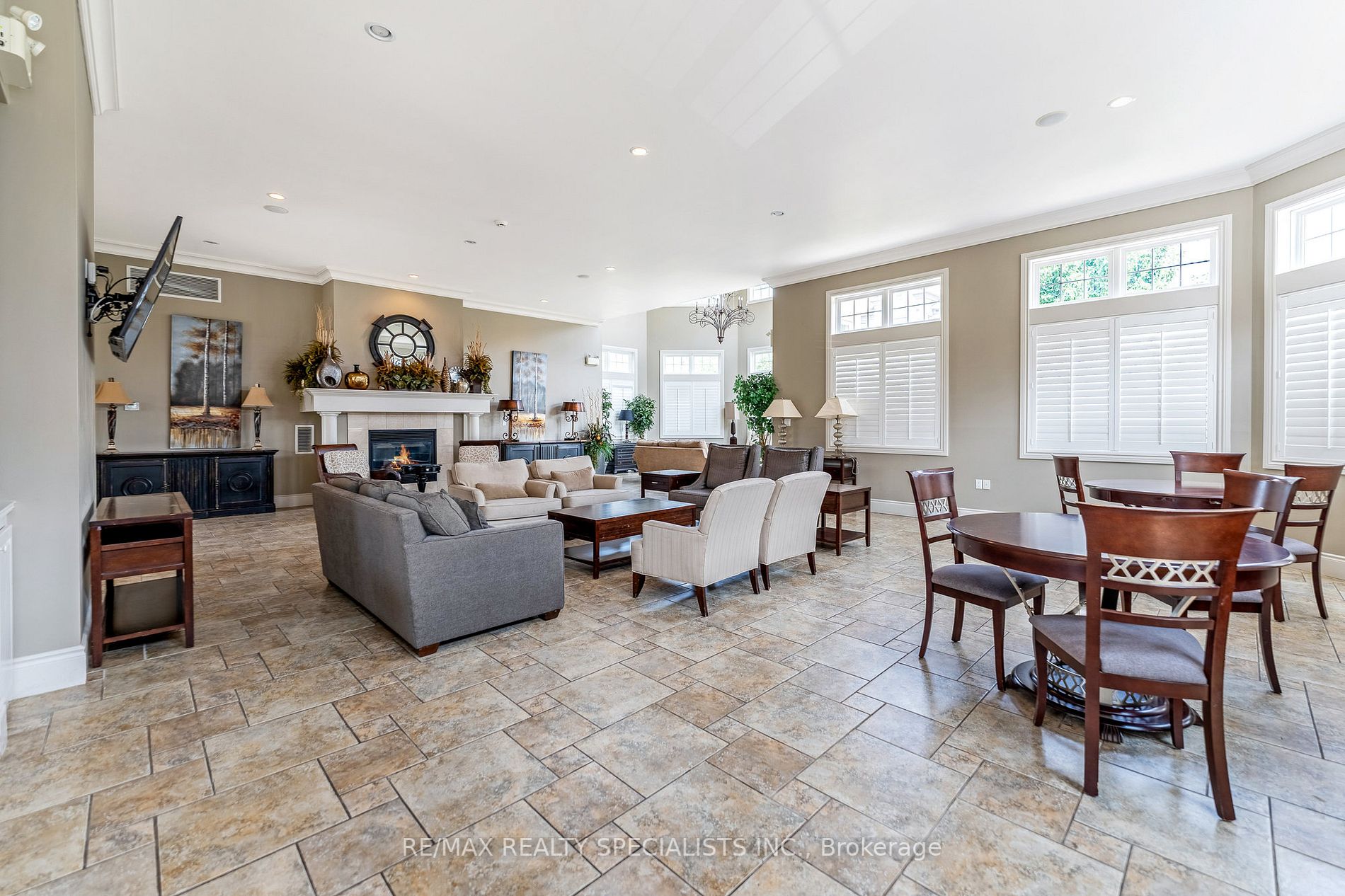 1370 Main Street E, #202