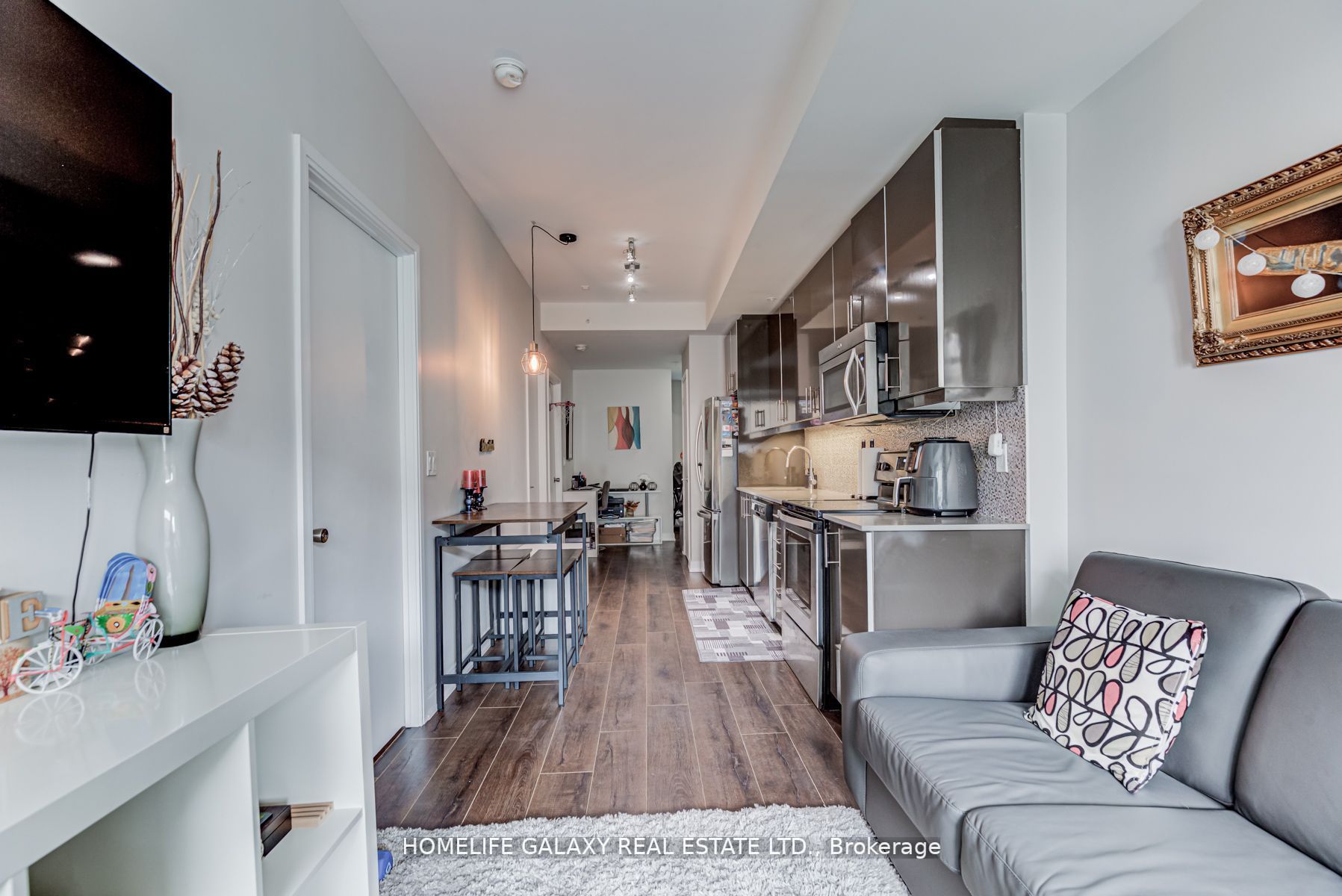 760 The Queens Way, #212