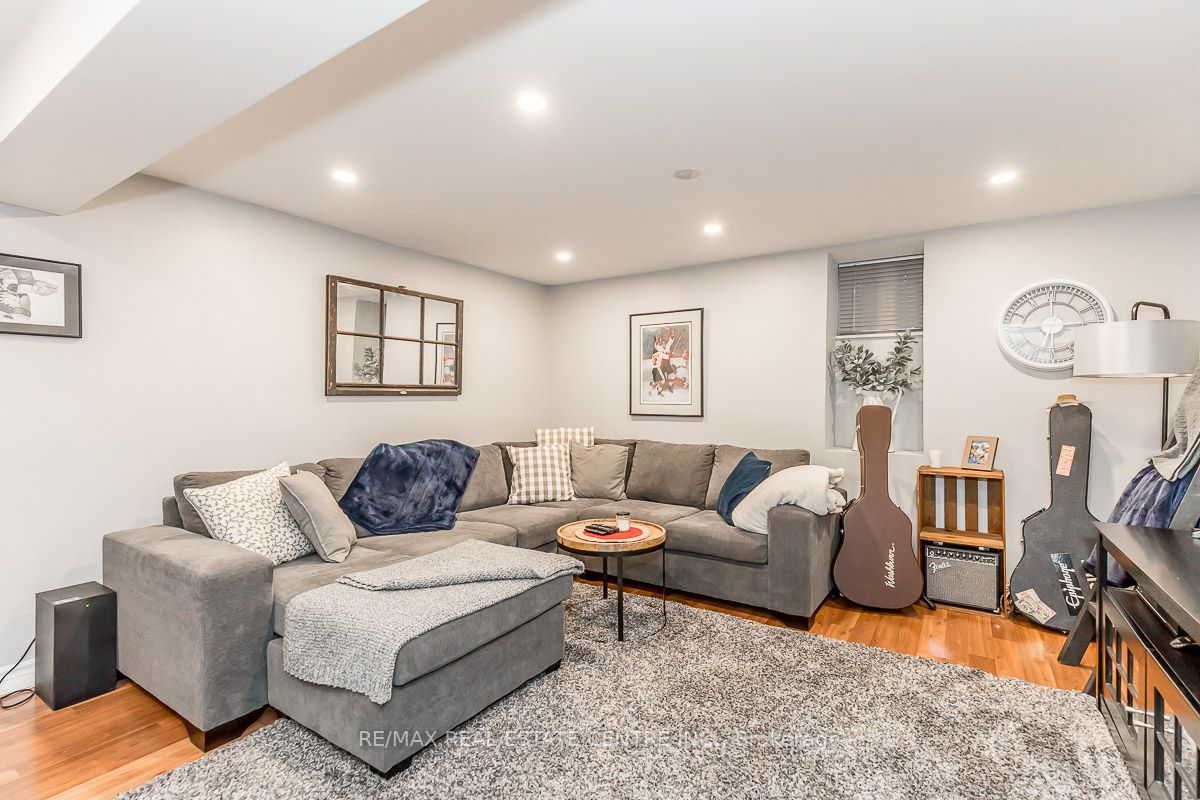 90 Lawrence Ave, #96